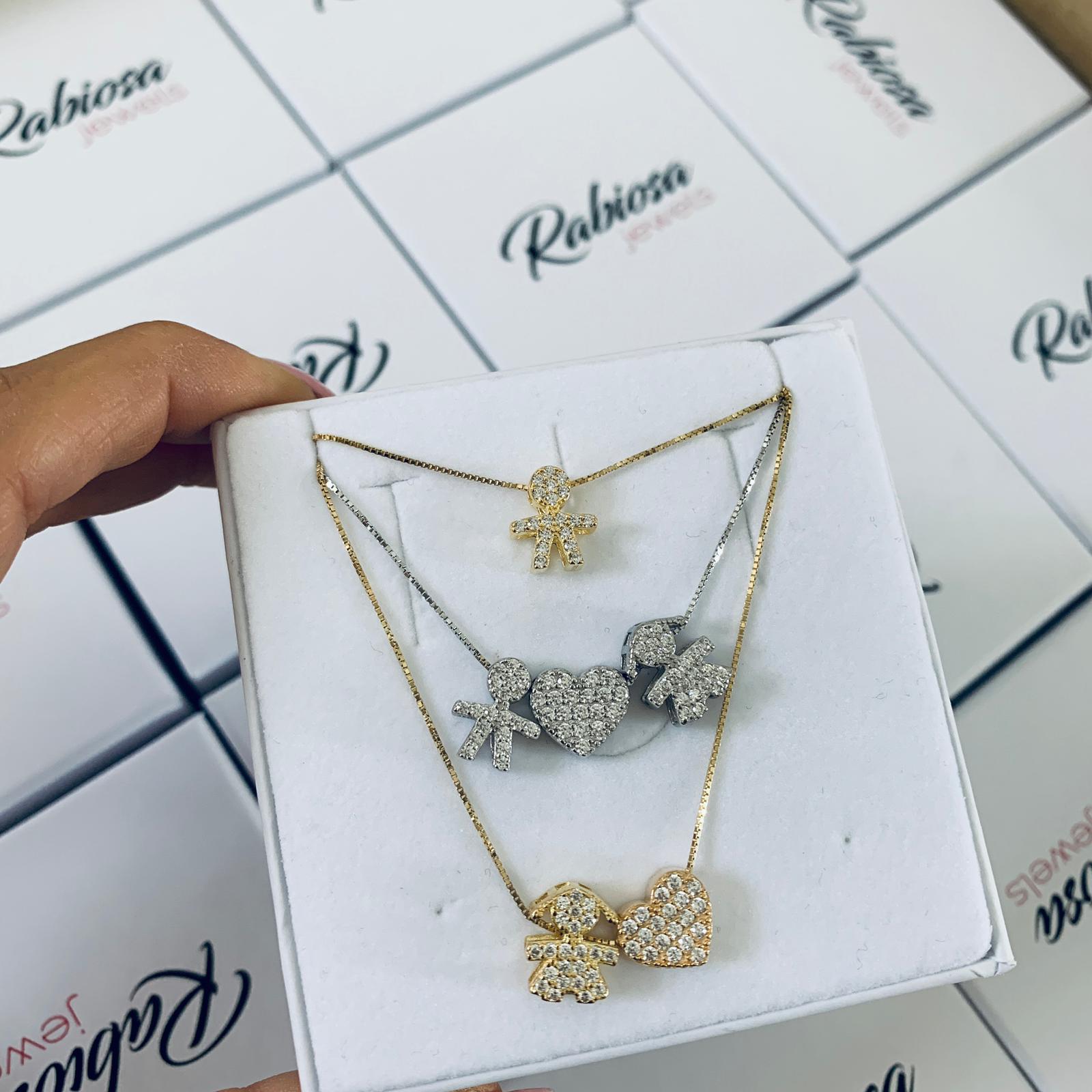 collana baby amorini in argento 925 con bimbo bimba e cuore in pavé di zirconi. disponibile silver gold e rosè. rabiosajewels. collana bimba.collana bimbo.collana bimbi in pavé di zirconi. linea bebè