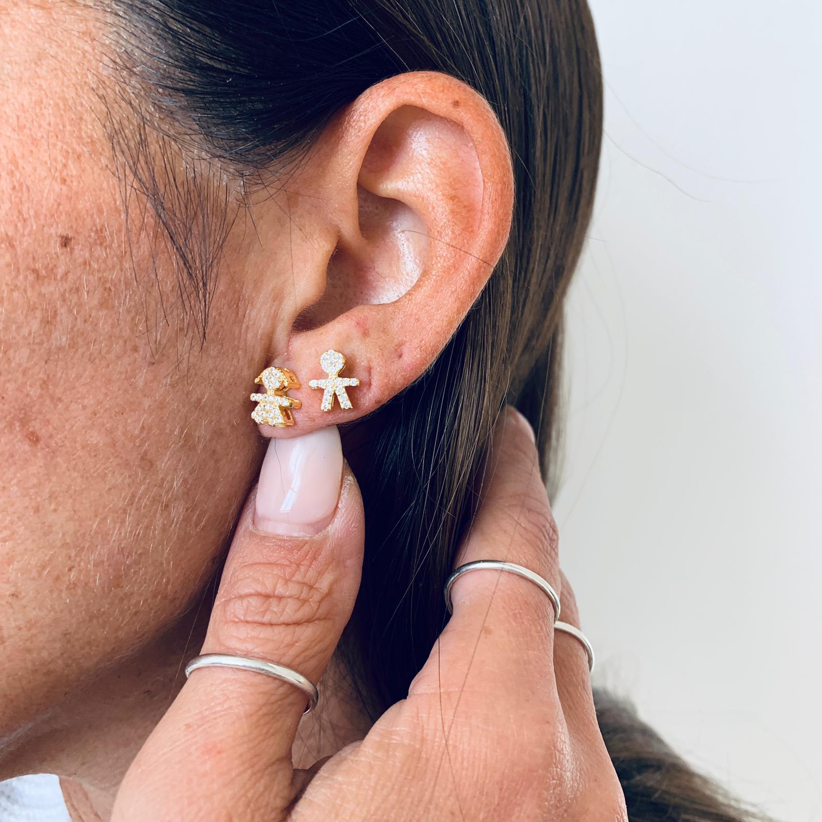 orecchini da lobo baby amorini di rabiosajewels in argento 925 con pavé di zirconi. indossati