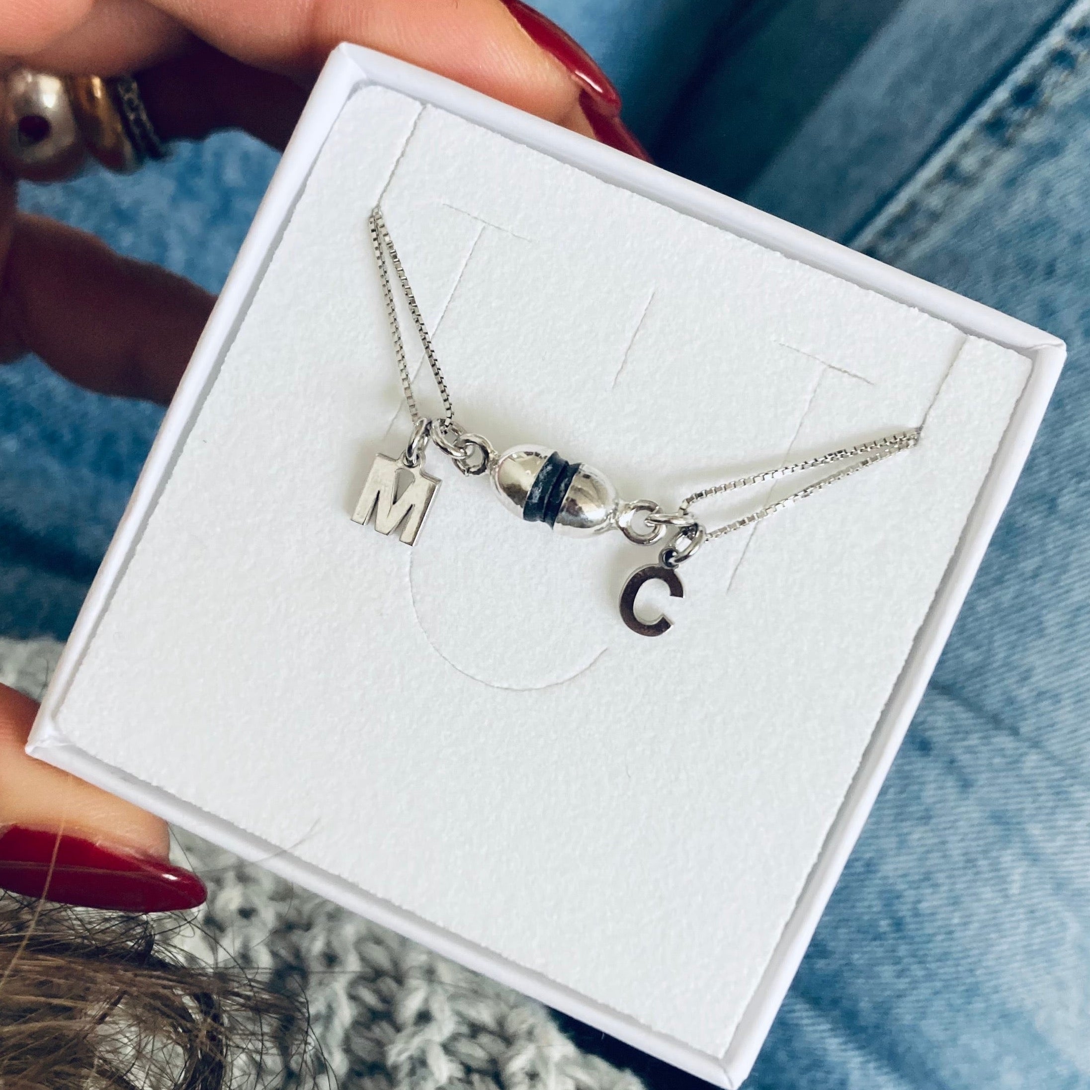 coppia collane magnetiche in argento 925 di RabiosaJewels. regalo ideale per San Valentino.