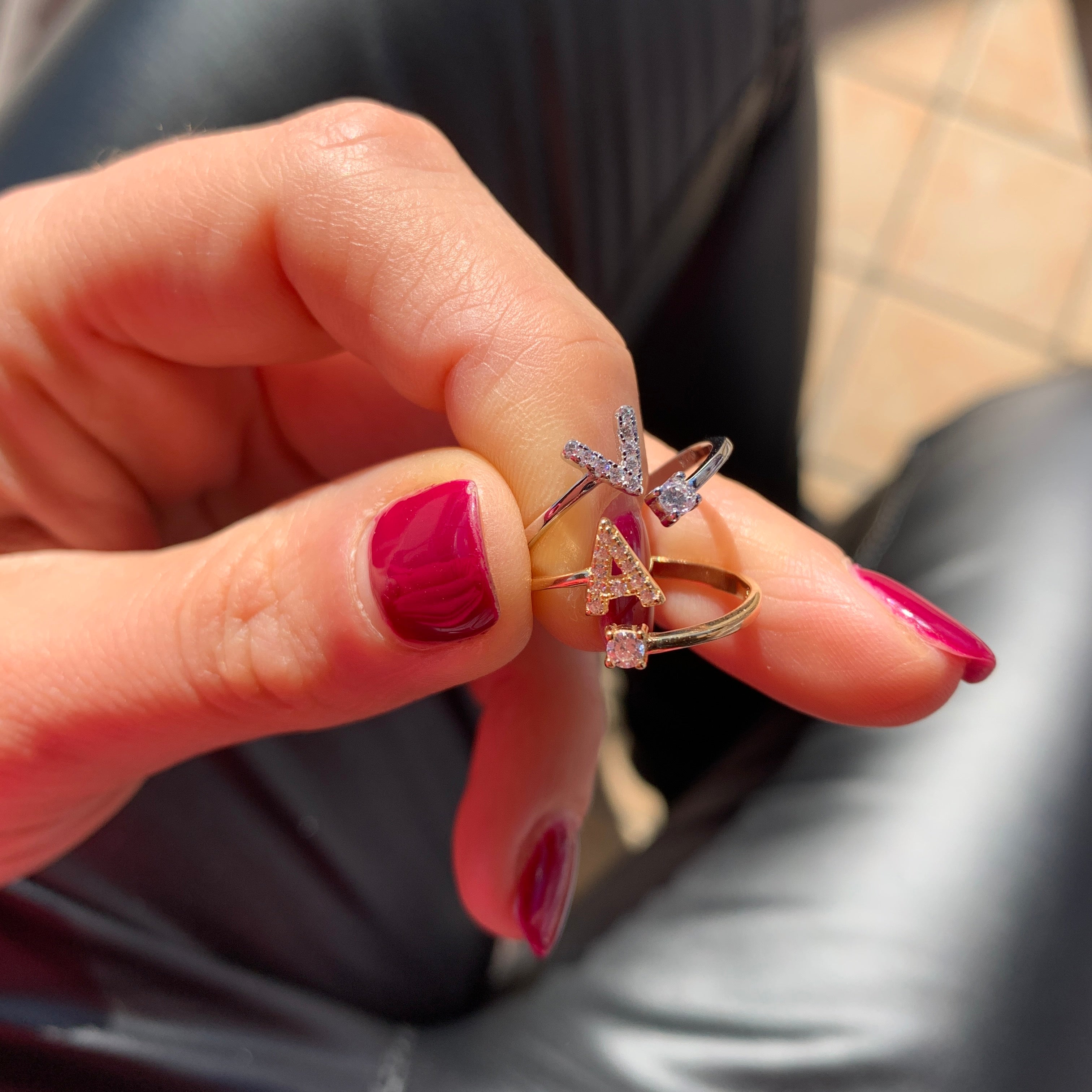 RabiosaJewels. Anello contrariè con iniziale e punto luce in zirconi. argento925 regolabile. silver e gold