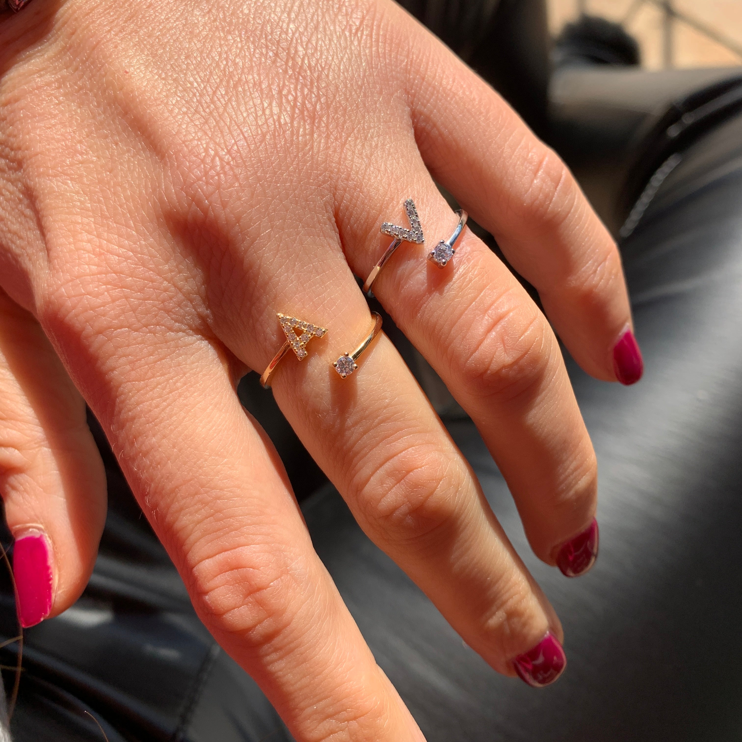 RabiosaJewels. Anello contrariè con iniziale e punto luce in zirconi. argento925 regolabile. Lettera A gold e lettera V silver. indossati