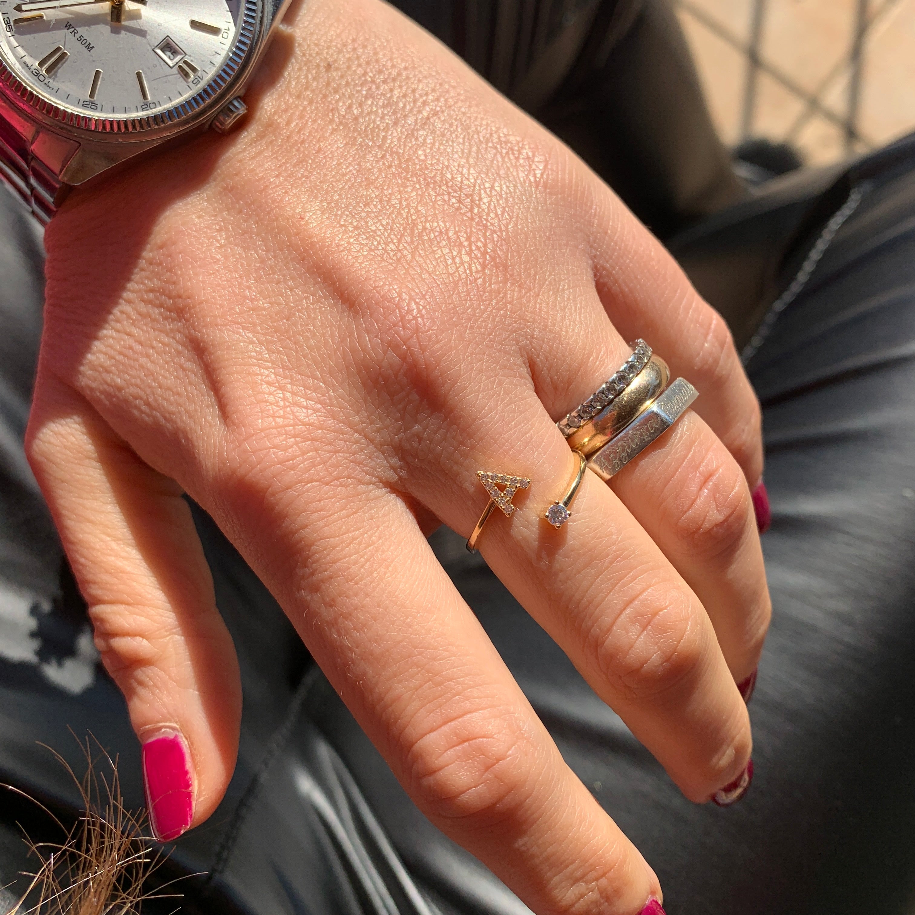 RabiosaJewels. Anello contrariè con iniziale e punto luce in zirconi. argento925 regolabile. Lettera A gold. indossato