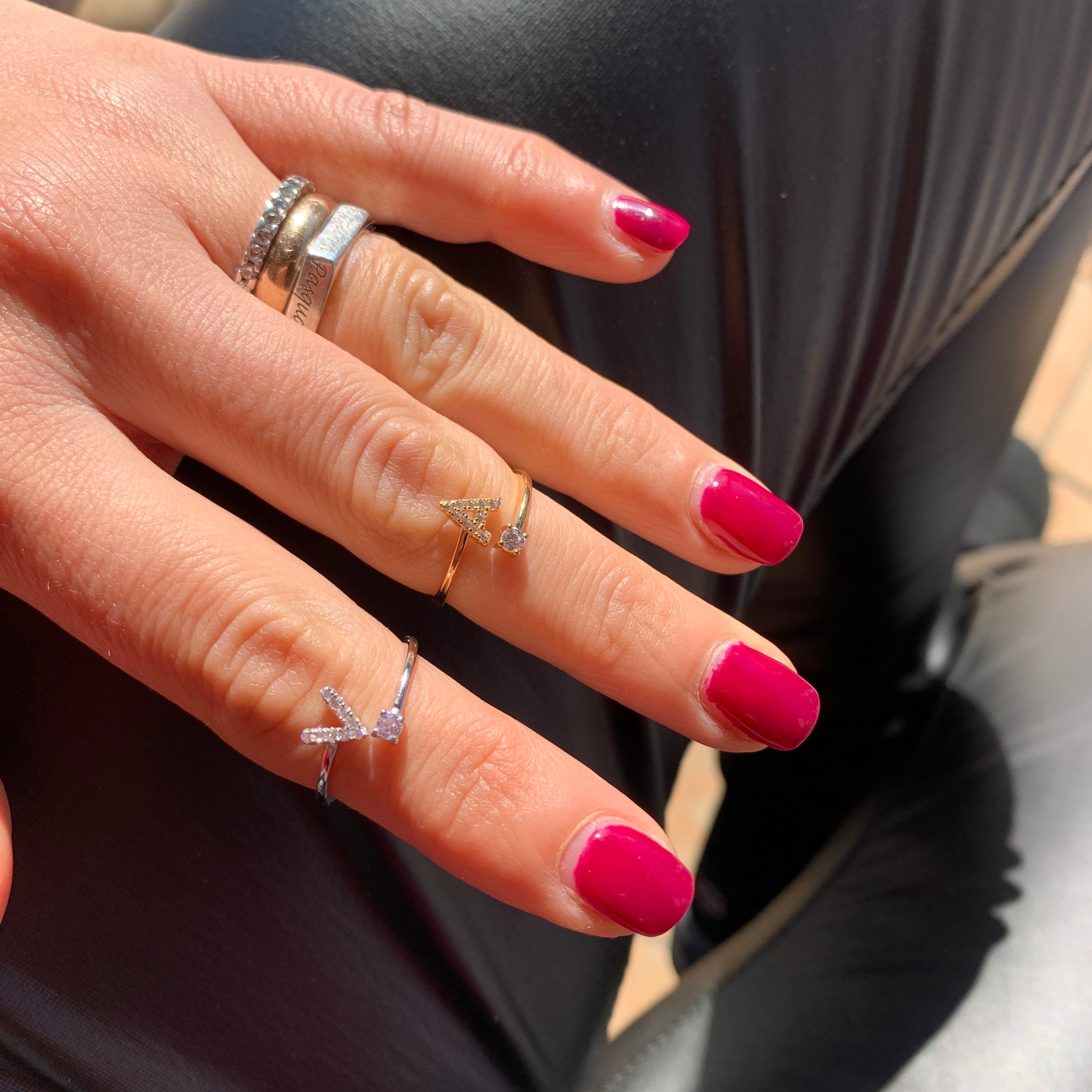 RabiosaJewels. Anello contrariè con iniziale e punto luce in zirconi. argento925 regolabile. silver e gold. foto indossati