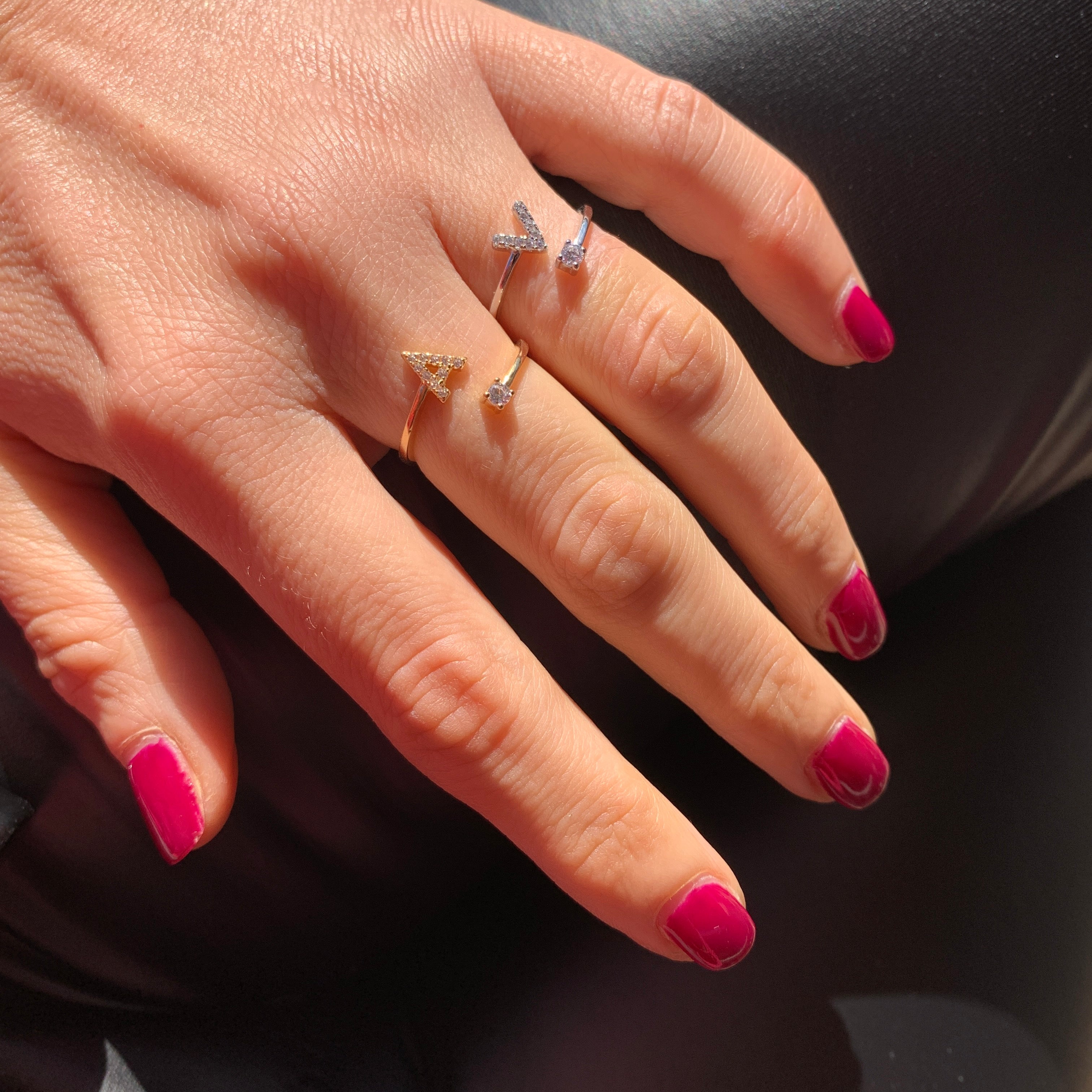 RabiosaJewels. Anello contrariè con iniziale e punto luce in zirconi. argento925 regolabile. Lettera A gold e lettera V silver. indossati