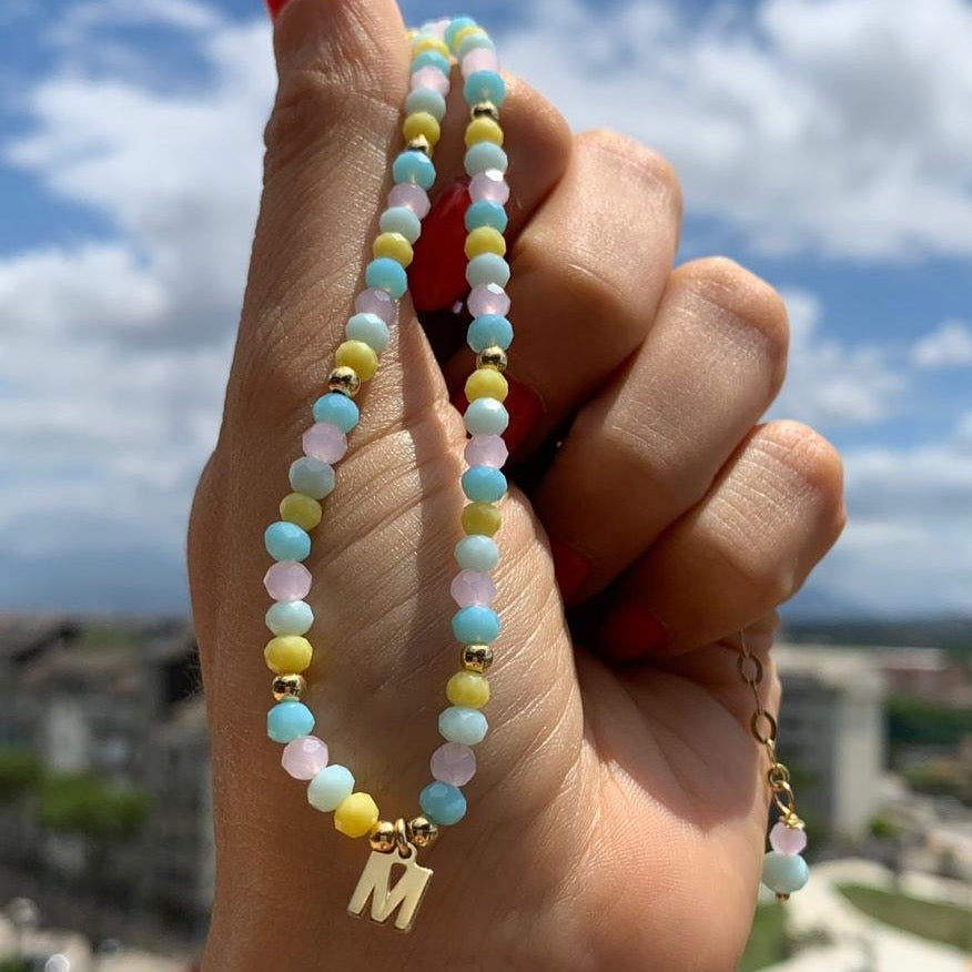 collana Tropea di Rabiosa Jewels. argento 925, cristalli colorati e micro iniziale pendente. foto dettaglio colori