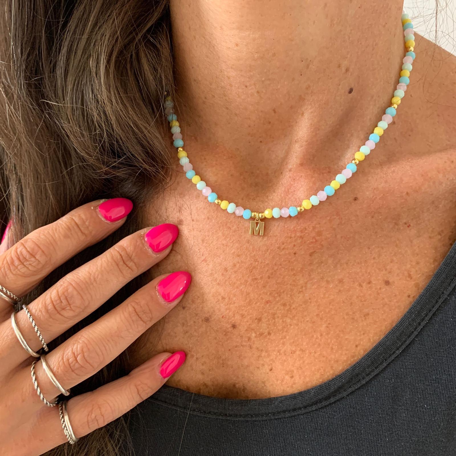 collana Tropea di Rabiosa Jewels. argento 925, cristalli colorati e micro iniziale pendente. foto indossata