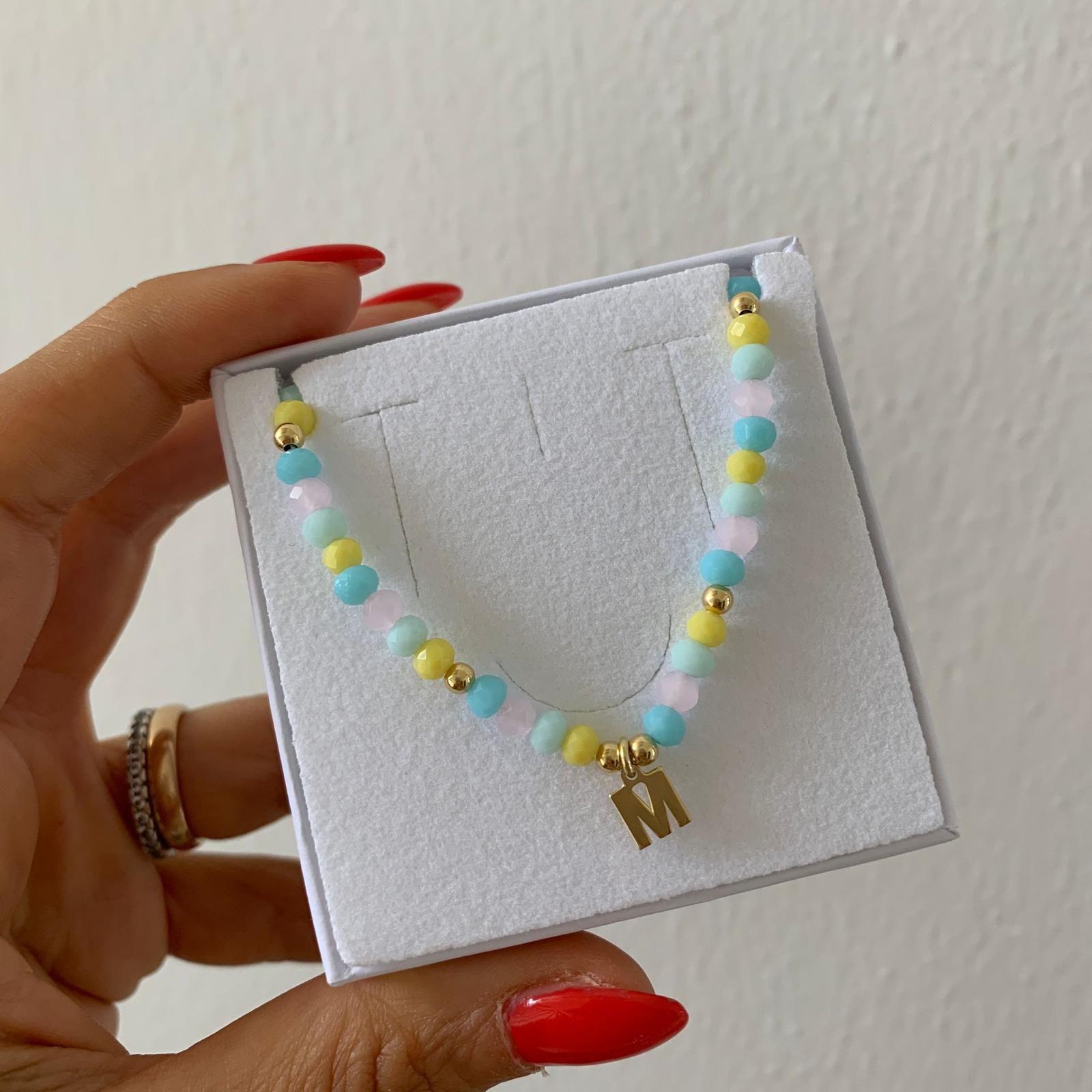 collana Tropea di Rabiosa Jewels. argento 925, cristalli colorati e micro iniziale pendente. foto scatolino