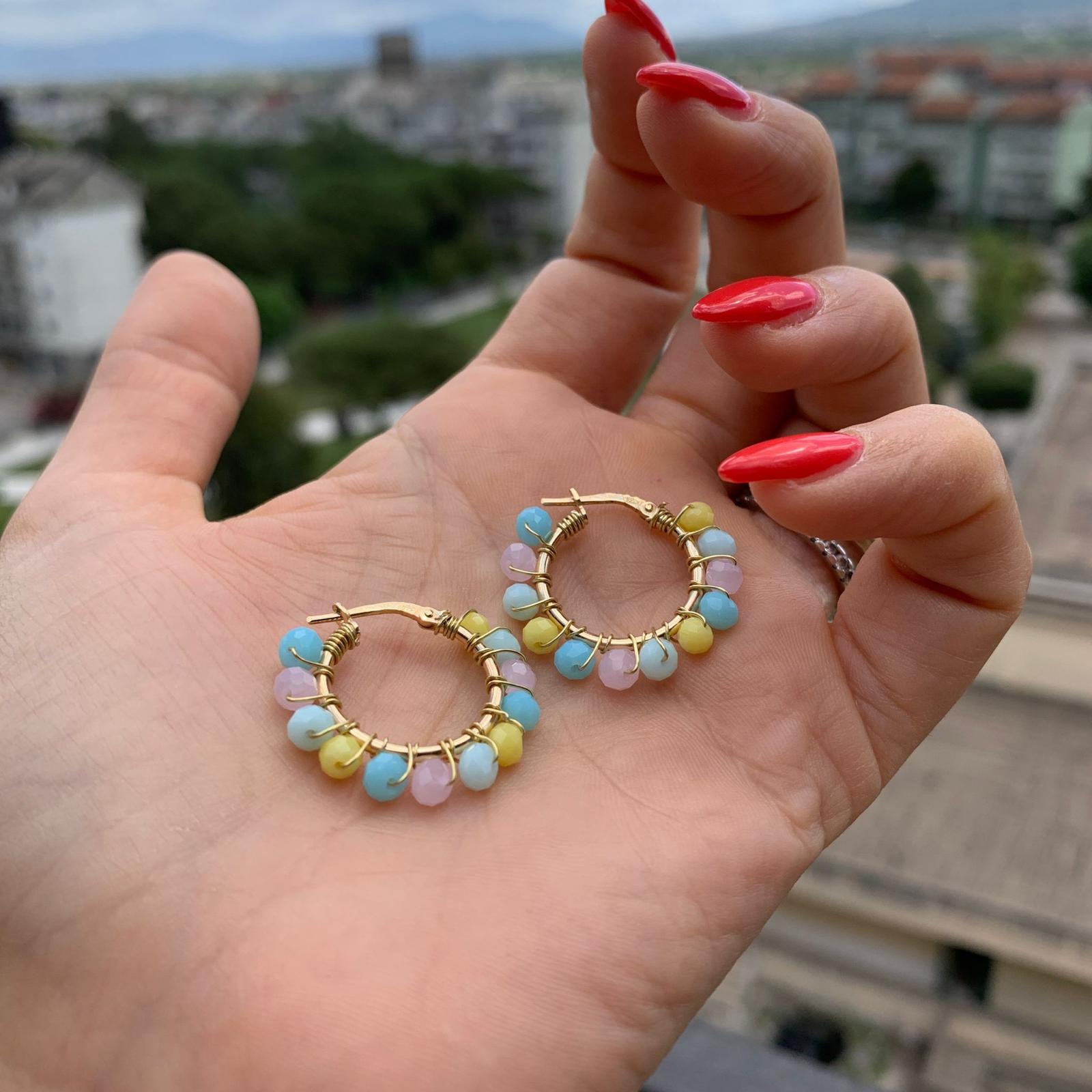 Orecchini Tropea di Rabiosa Jewels. cristalli colorati intrecciati a mano con filo in argento 925