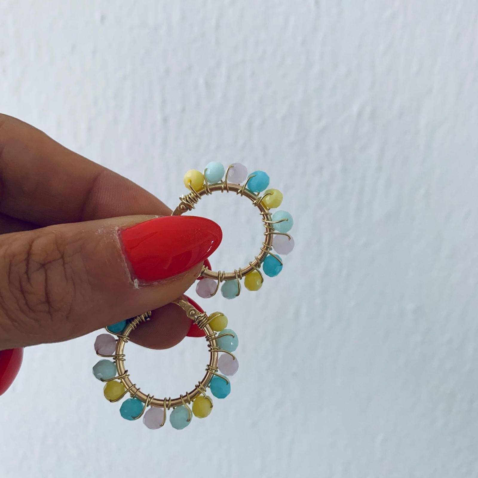 Orecchini Tropea di Rabiosa Jewels. cristalli colorati intrecciati a mano con filo in argento 925