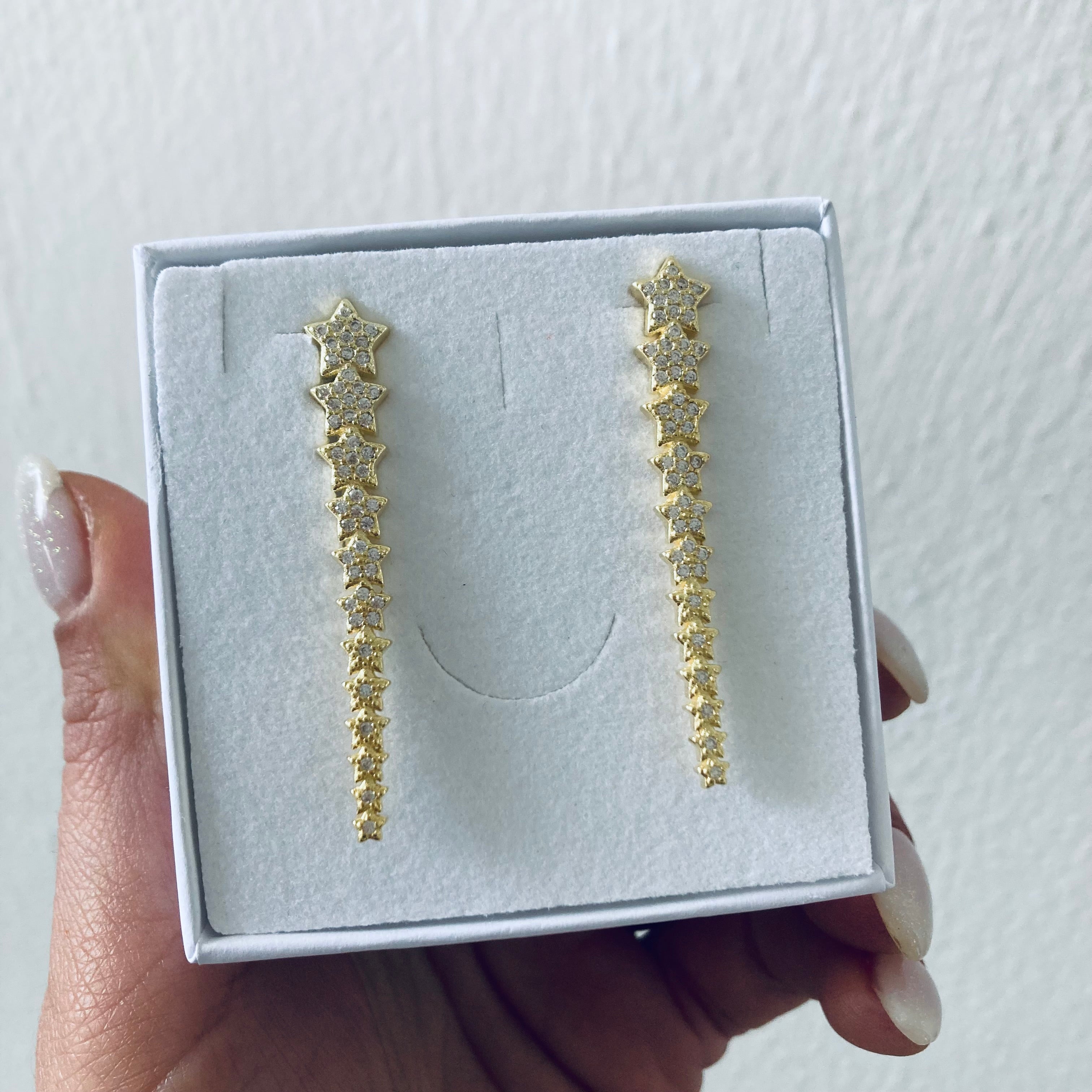 orecchini polvere di stelle in argento 925 di RabiosaJewels. orecchini lunghi con stelline concatenate.versione oro