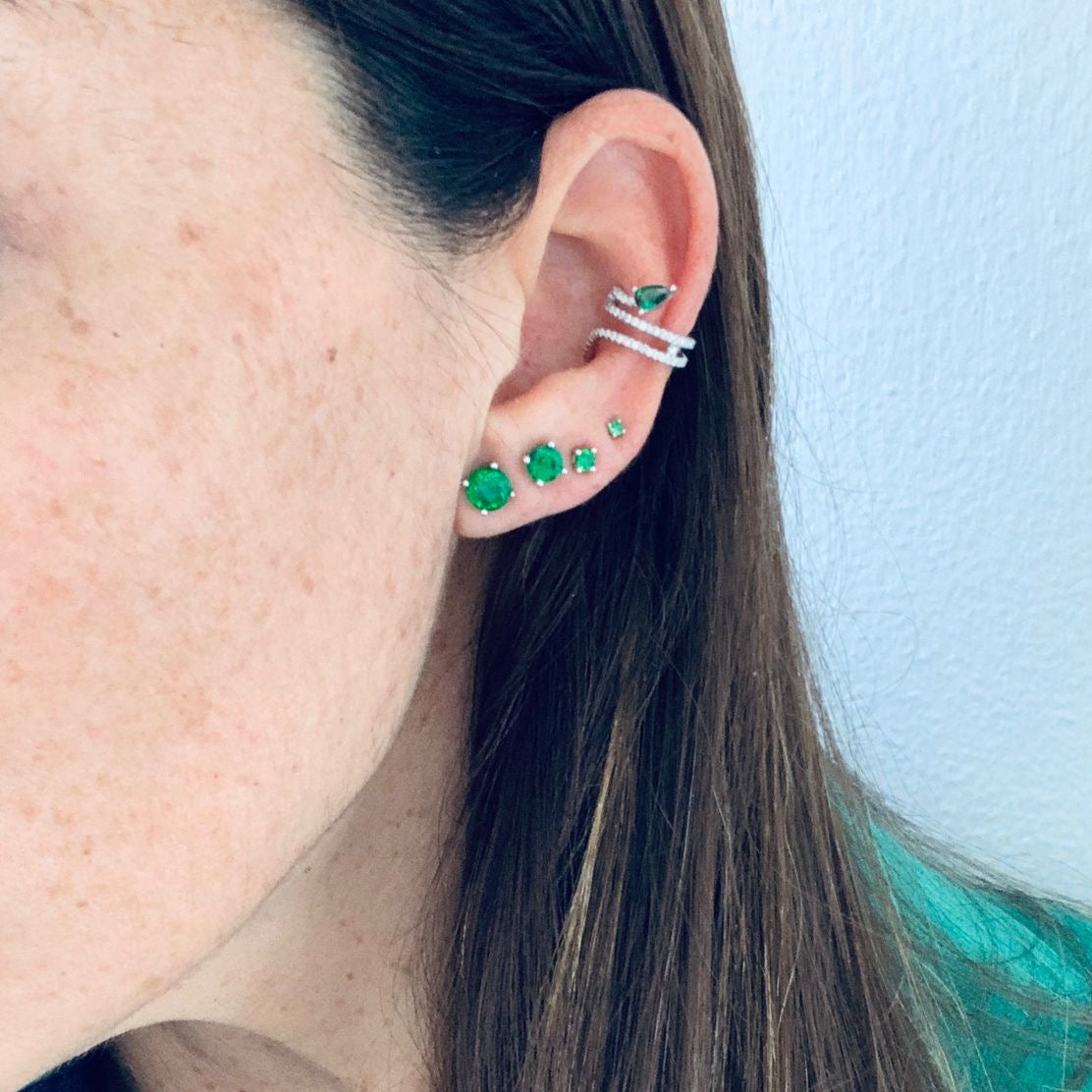 orecchini punto luce verde misura 3 4 e 5mm_rabiosajewels_indossati_earcuff serpente indossato