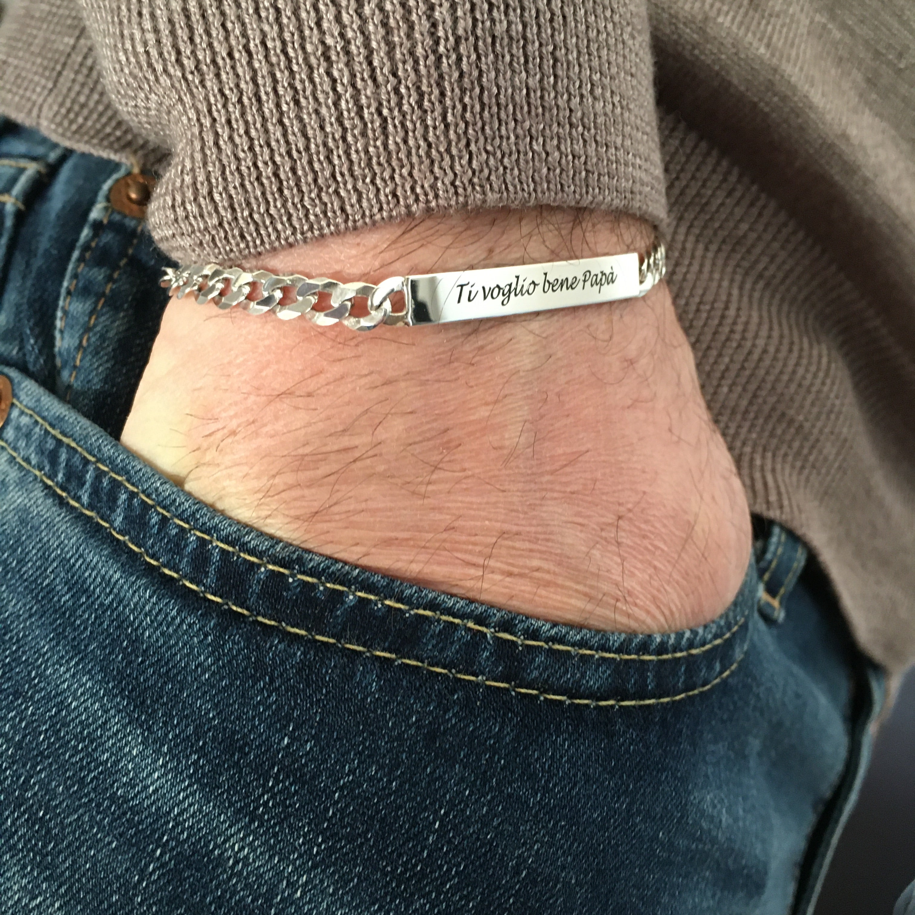 RabiosaJewels. dettaglio bracciale uomo large con targhetta personalizzata. argnto925. foto indossato.