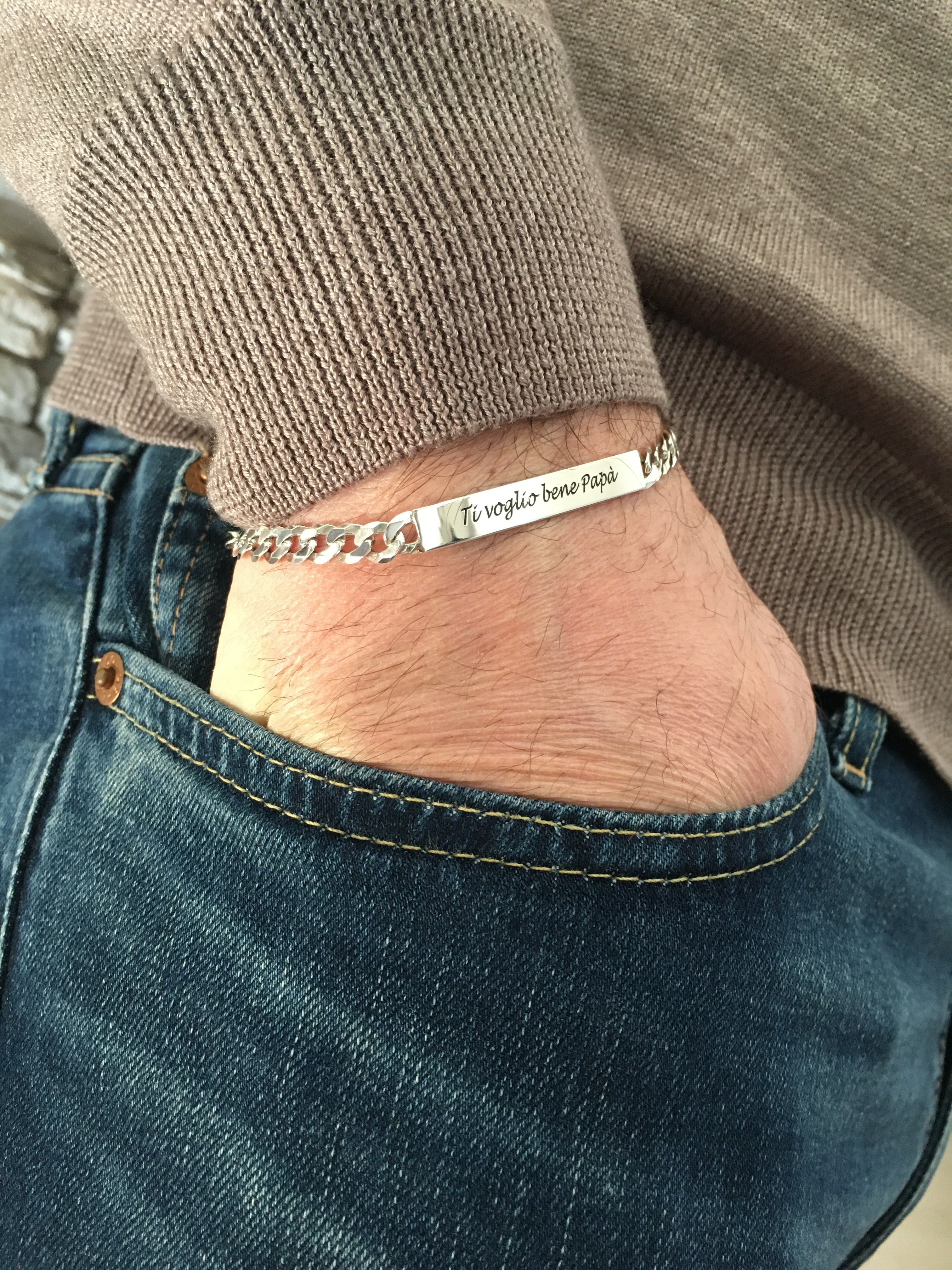 RabiosaJewels. bracciale uomo large con targhetta personalizzata. argnto925. foto indossato.
