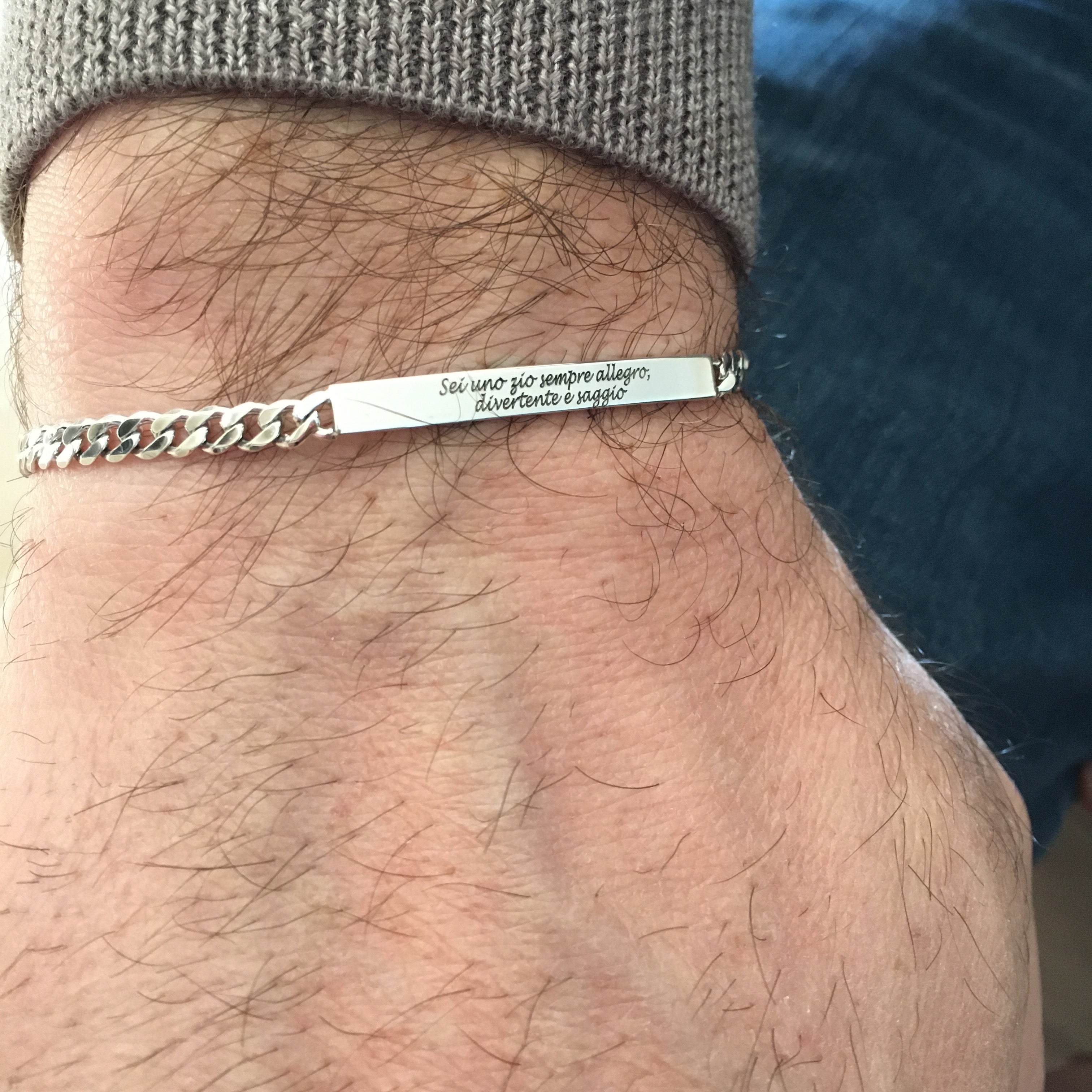 rabiosaJewels. dettaglio bracciale uomo slim con targhetta personalizzabile. argento925. foto indossato.