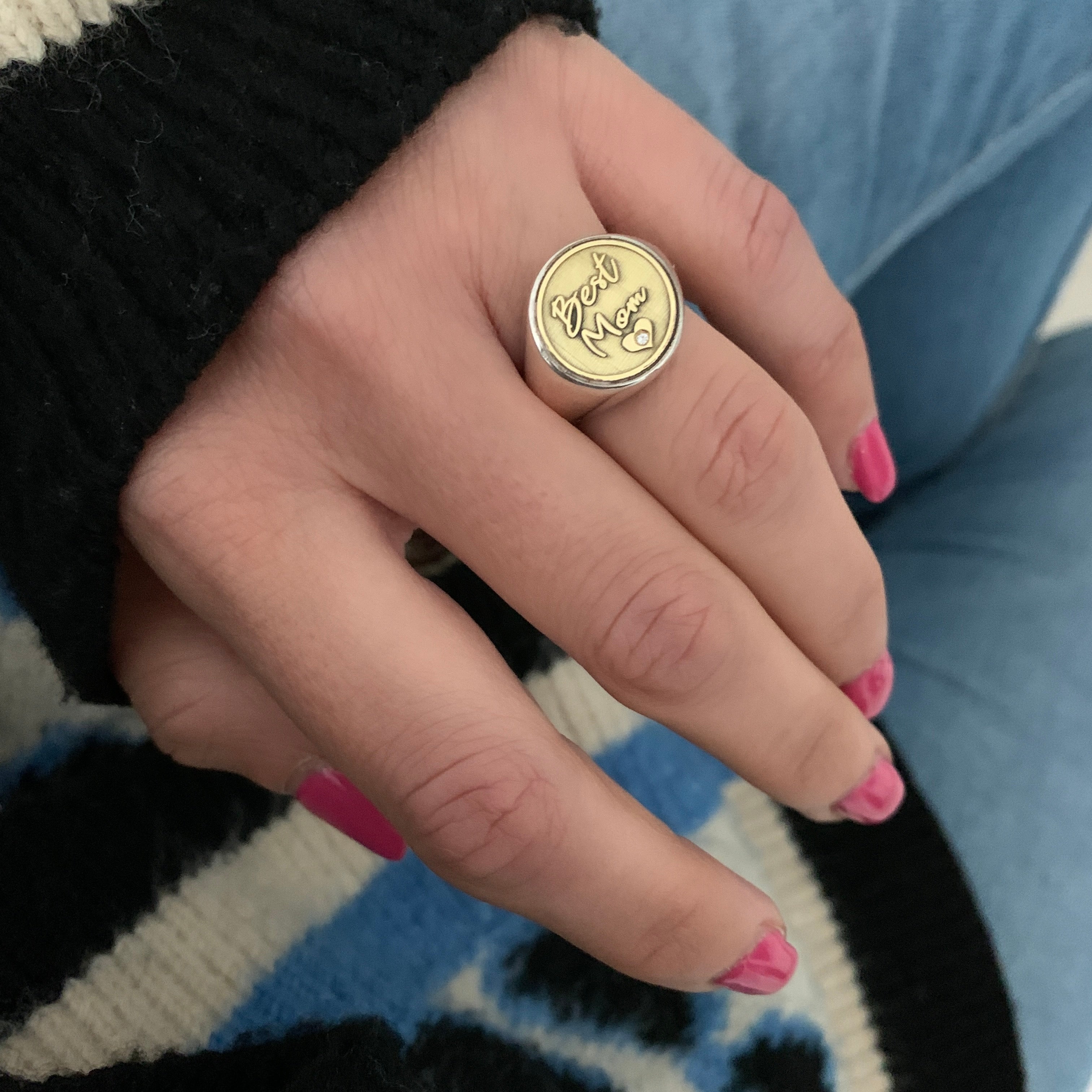 Chavalier tondo da anulare bicolor. ottone e argento 925. personalizzabile con un incisione frontale e uno zircone bianco su cuore o stella. I laterali vantano una finitura martellata. nikelfree anallergico ed regolabile . RabiosaJewels