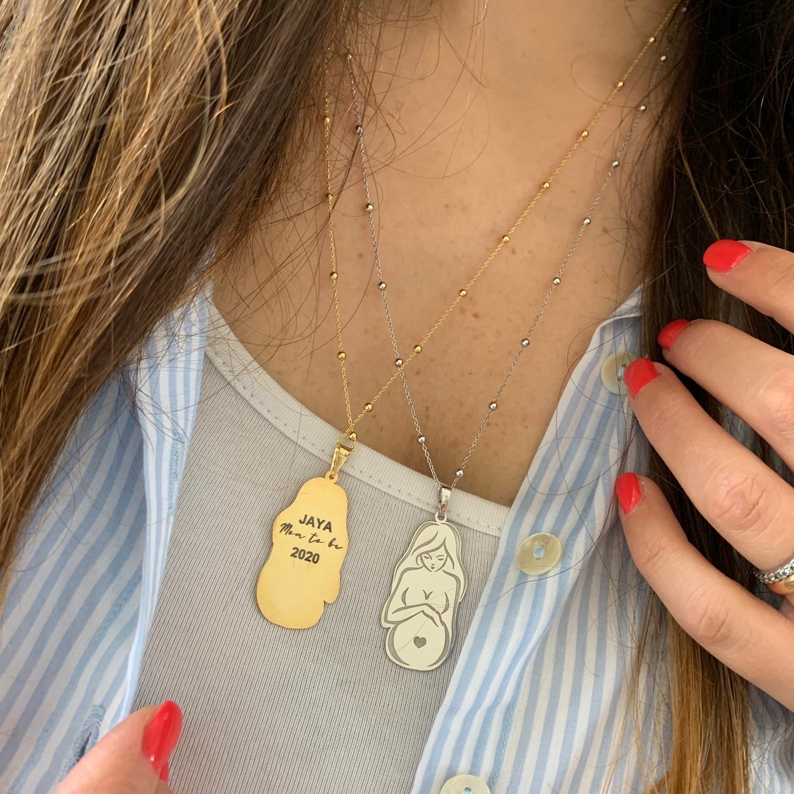 RabiosaJewels. Collana Mom To Be in argento 925. Foto indossata. personalizzata sul retro. Disponibile sia gold che silver. (4662309126207)