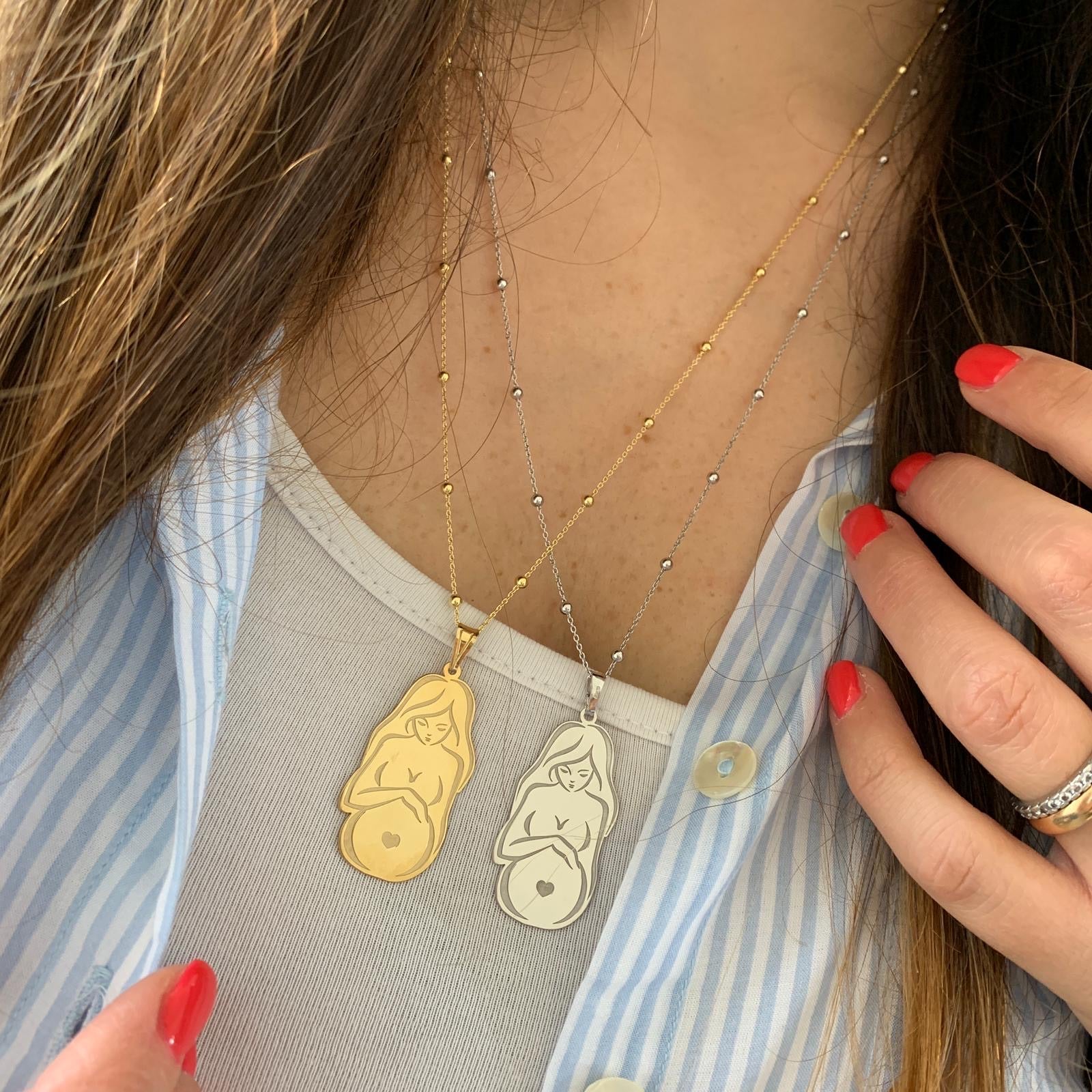 RabiosaJewels. Collana Mom To Be in argento 925. personalizzabile sul retro. Disponibile sia gold che silver. foto indossata. (4662309126207)