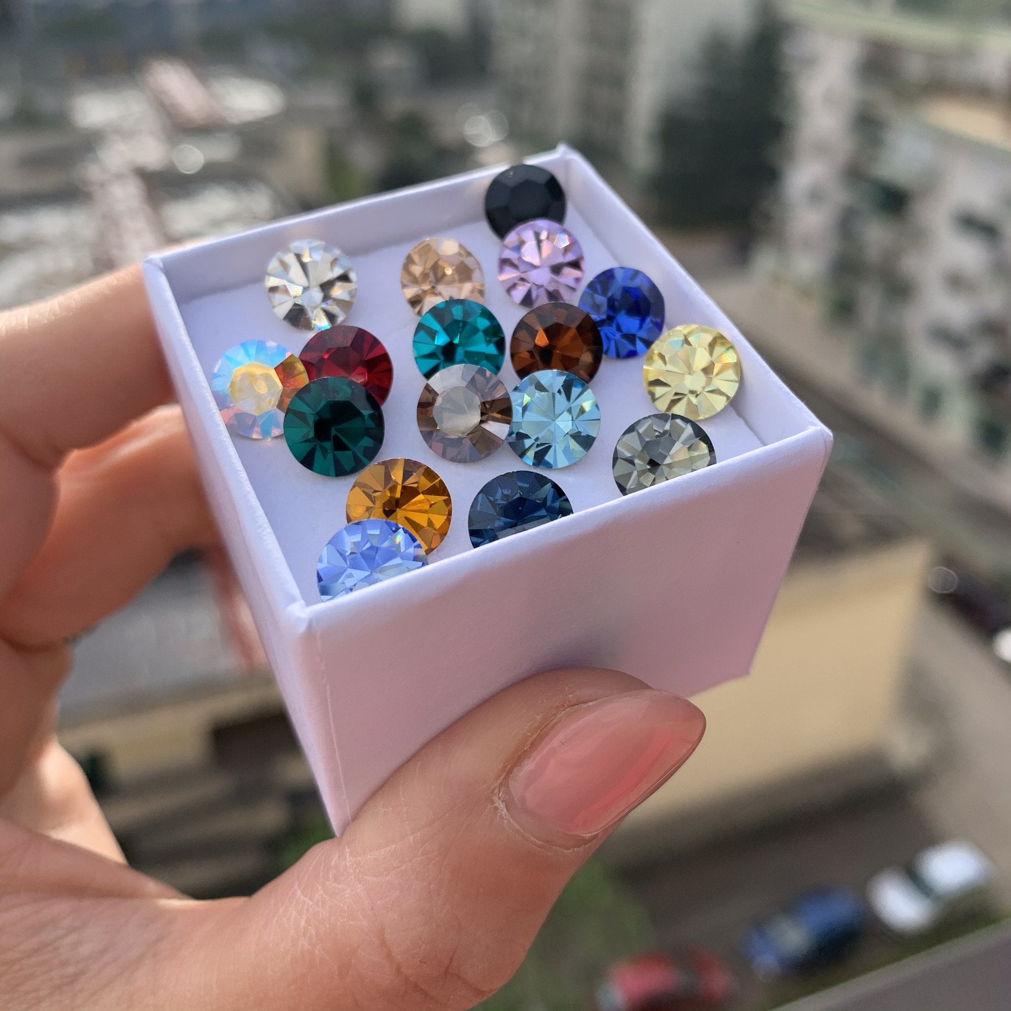 Rabiosajewels. cristalli colorati a lobo per orecchini kore in argento 925 e personalizzabili con incisione traforata a scelta. (4493005684799)