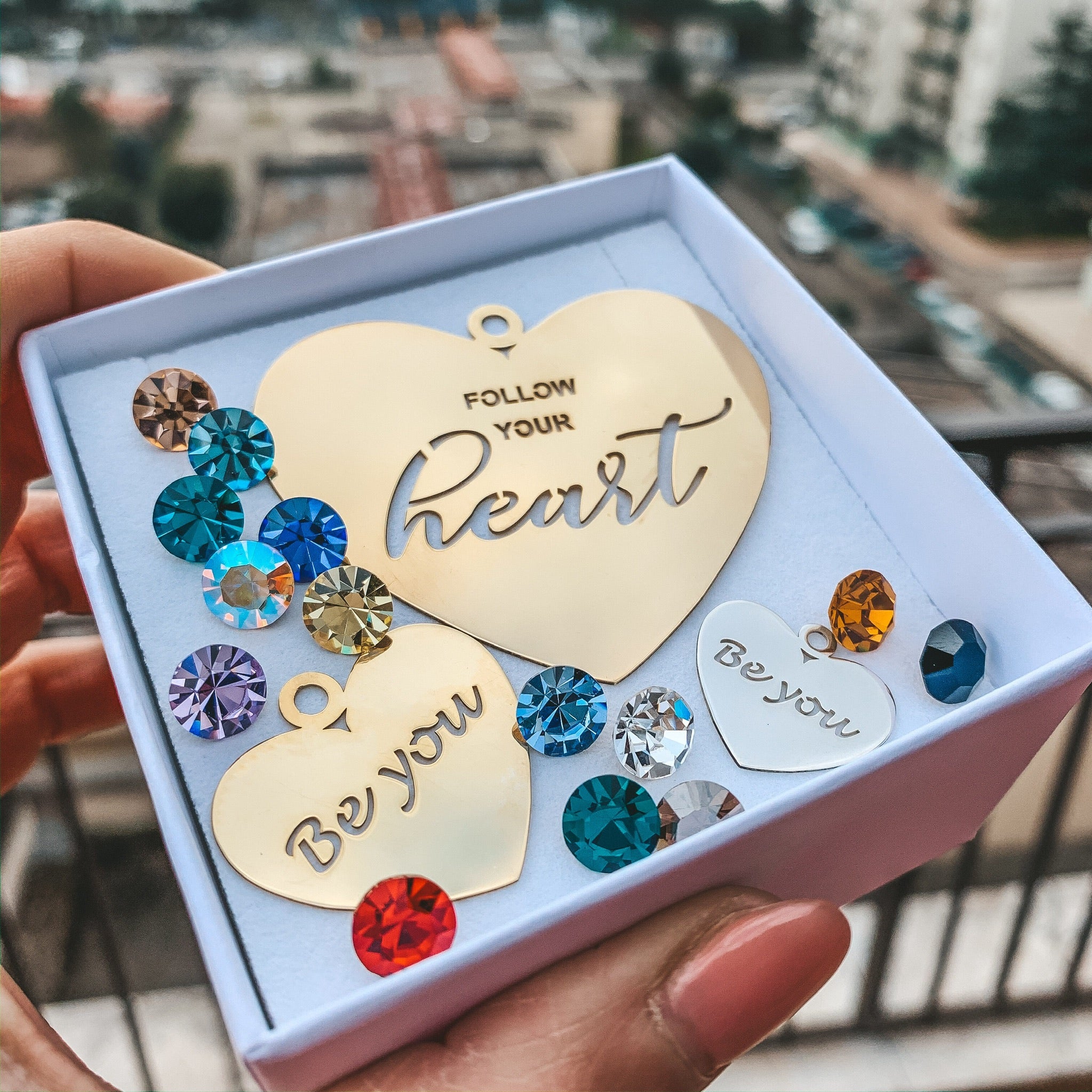 RabiosaJewels. Orecchini asimmetrici Kore Big, Medium e Small in argento925 con cristalli colore a scelta ed incisione traforata personalizzata (4493006405695)