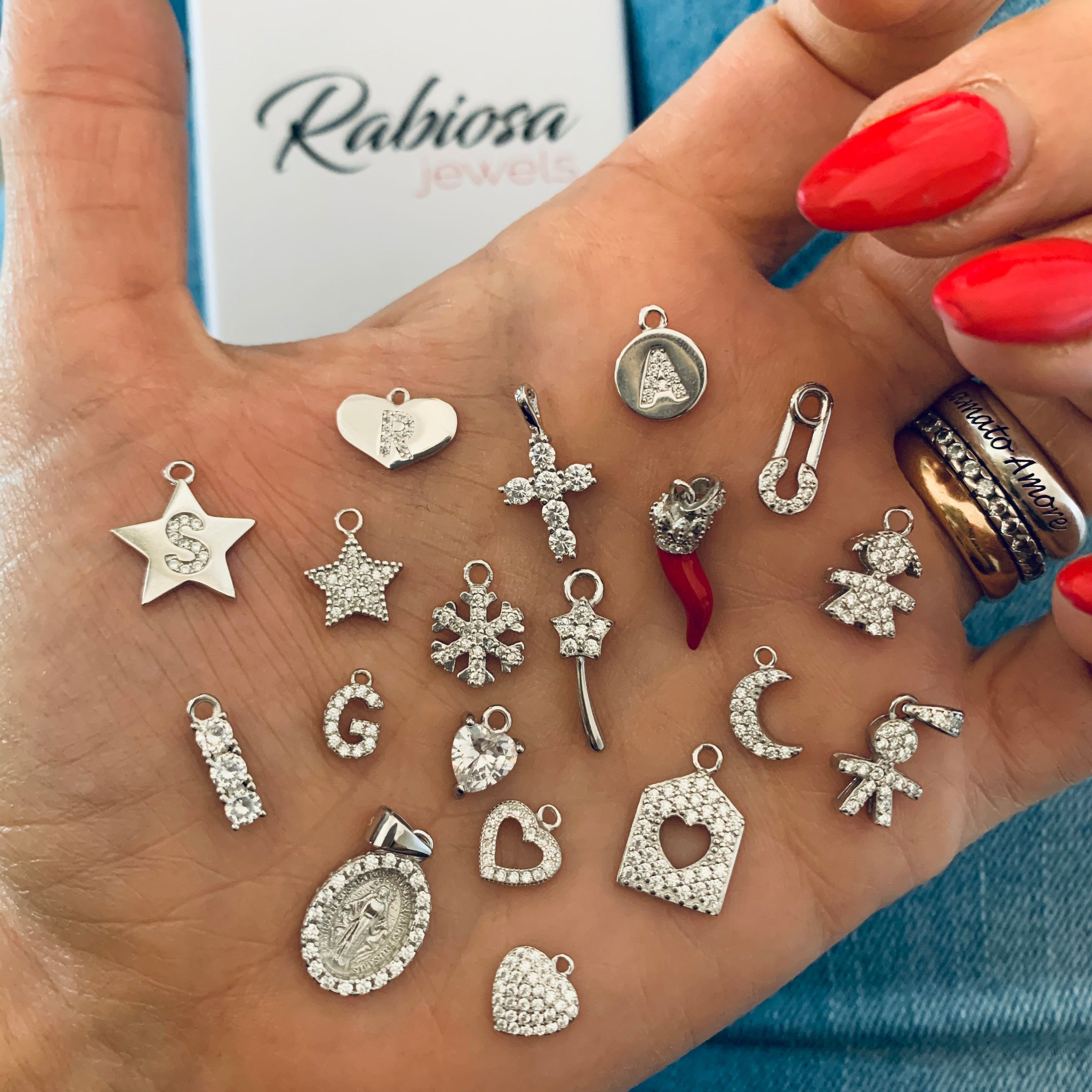 ciondoli in argento 925 e zirconi di RabiosaJewels.i ciondoli sono a scelta tra:Casetta, Cornetto, Bacchetta Magica, Trilogy, Madonna, Croce, Bimbo, Bimba, Spilla, Balia, Stella, Luna, Fiocco di Neve, Cuore, Cuore Pavè, Cuore Forato, Iniziale, Tondo con Iniziale, Stella con Iniziale, Cuore con Iniziale