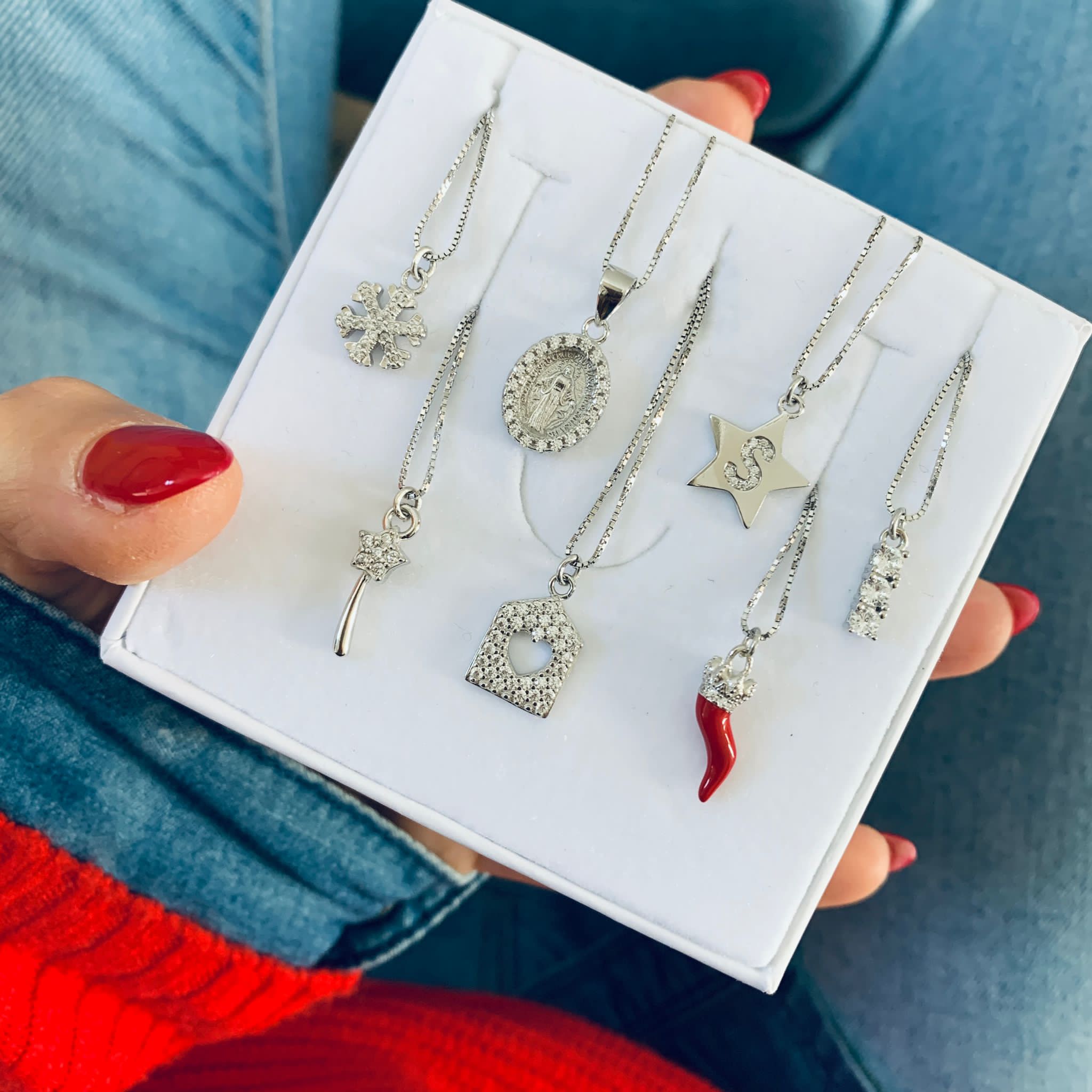 collana con ciondolo in zirconi di RabiosaJewels. i ciondoli sono a scelta tra:Casetta, Cornetto, Bacchetta Magica, Trilogy, Madonna, Croce, Bimbo, Bimba, Spilla, Balia, Stella, Luna, Fiocco di Neve, Cuore, Cuore Pavè, Cuore Forato, Iniziale, Tondo con Iniziale, Stella con Iniziale, Cuore con Iniziale