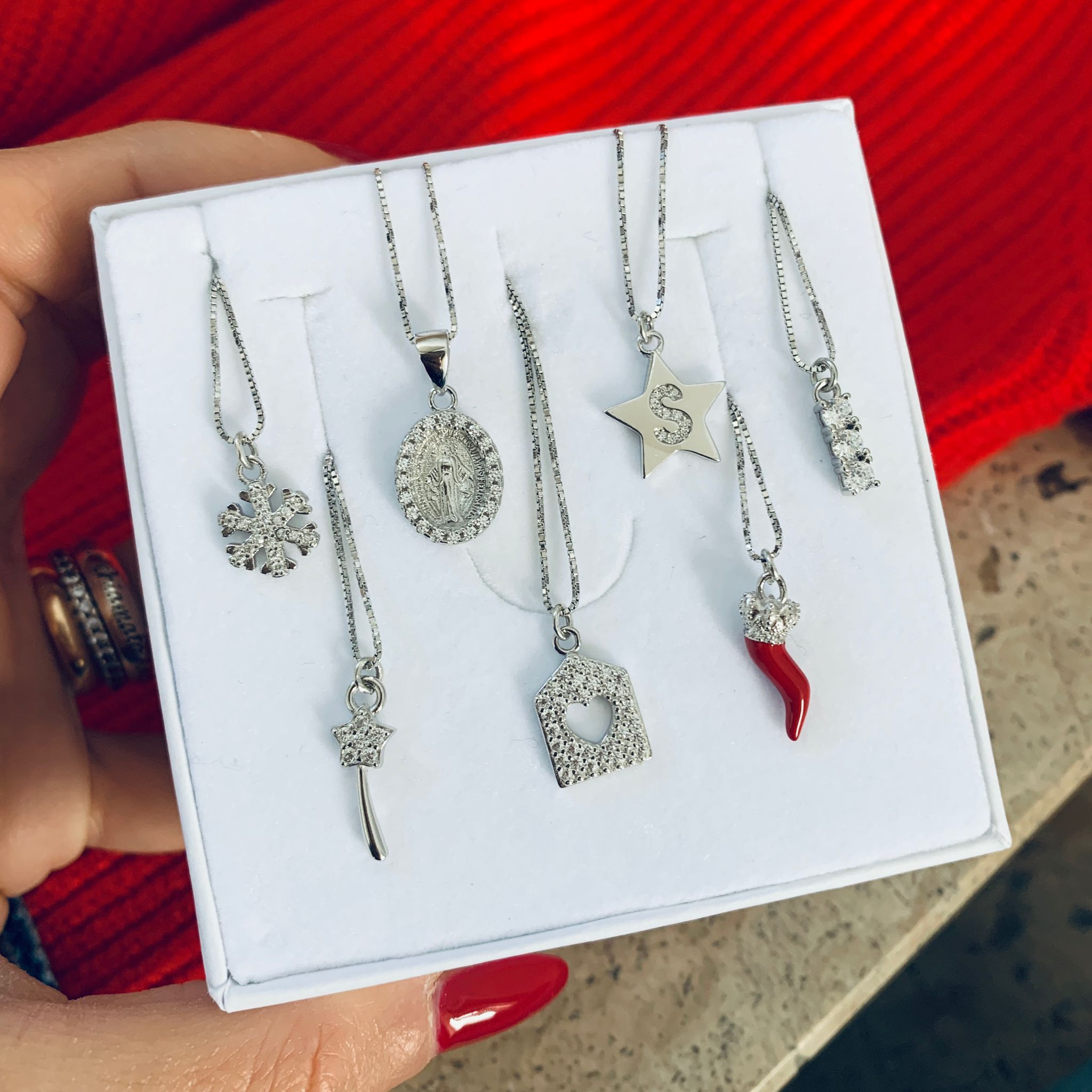 collana con ciondolo in zirconi di RabiosaJewels. i ciondoli sono a scelta tra:Casetta, Cornetto, Bacchetta Magica, Trilogy, Madonna, Croce, Bimbo, Bimba, Spilla, Balia, Stella, Luna, Fiocco di Neve, Cuore, Cuore Pavè, Cuore Forato, Iniziale, Tondo con Iniziale, Stella con Iniziale, Cuore con Iniziale