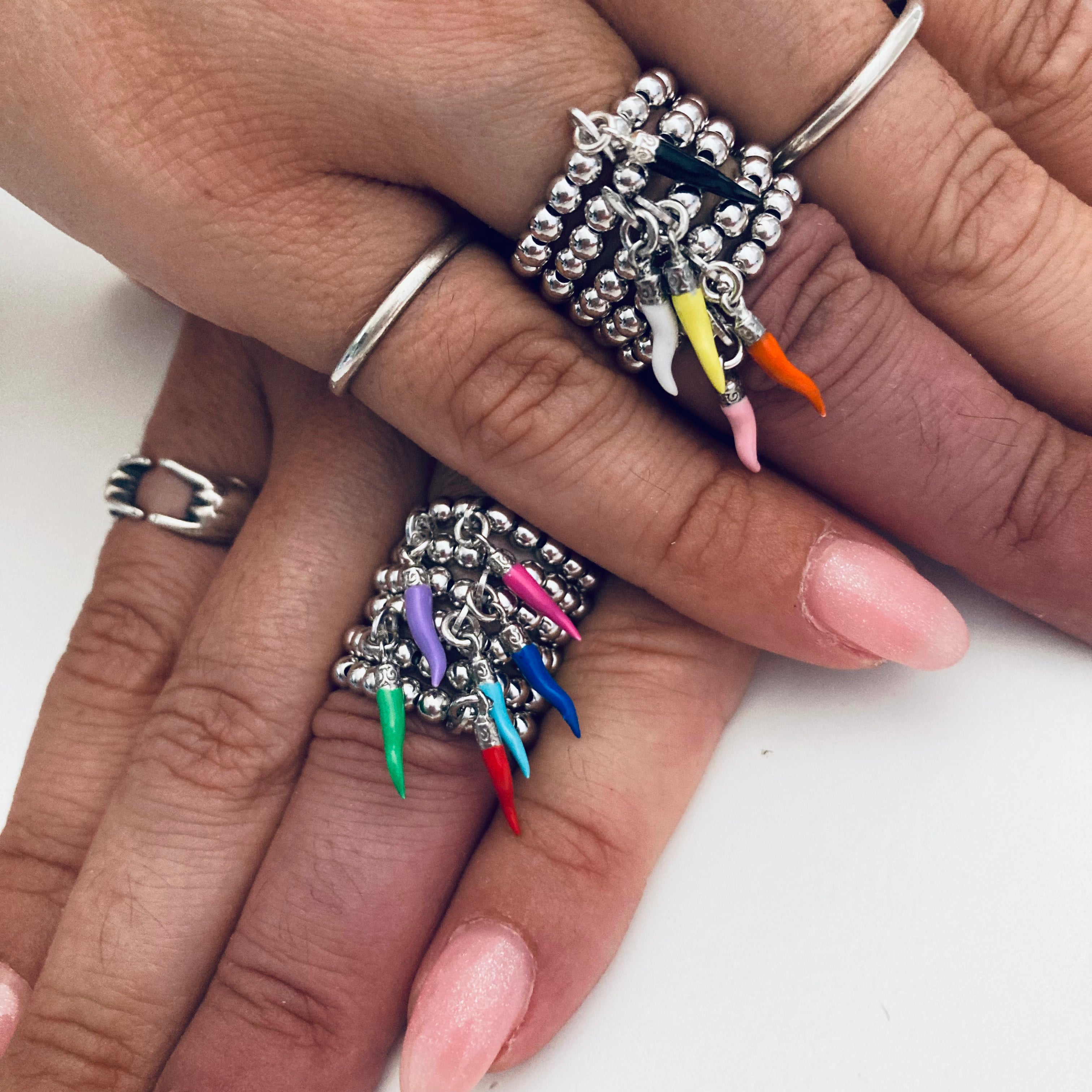anelli elastici in argento 925 con mini cornetti colorati. RabiosaJewels 