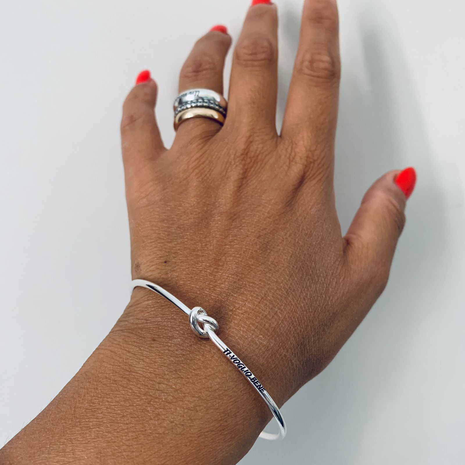 bracciale nodo in argento 925 personalizzabile con nomi, parole, date o piccole frasi. bracciale unisex. indossato. RabiosaJewela
