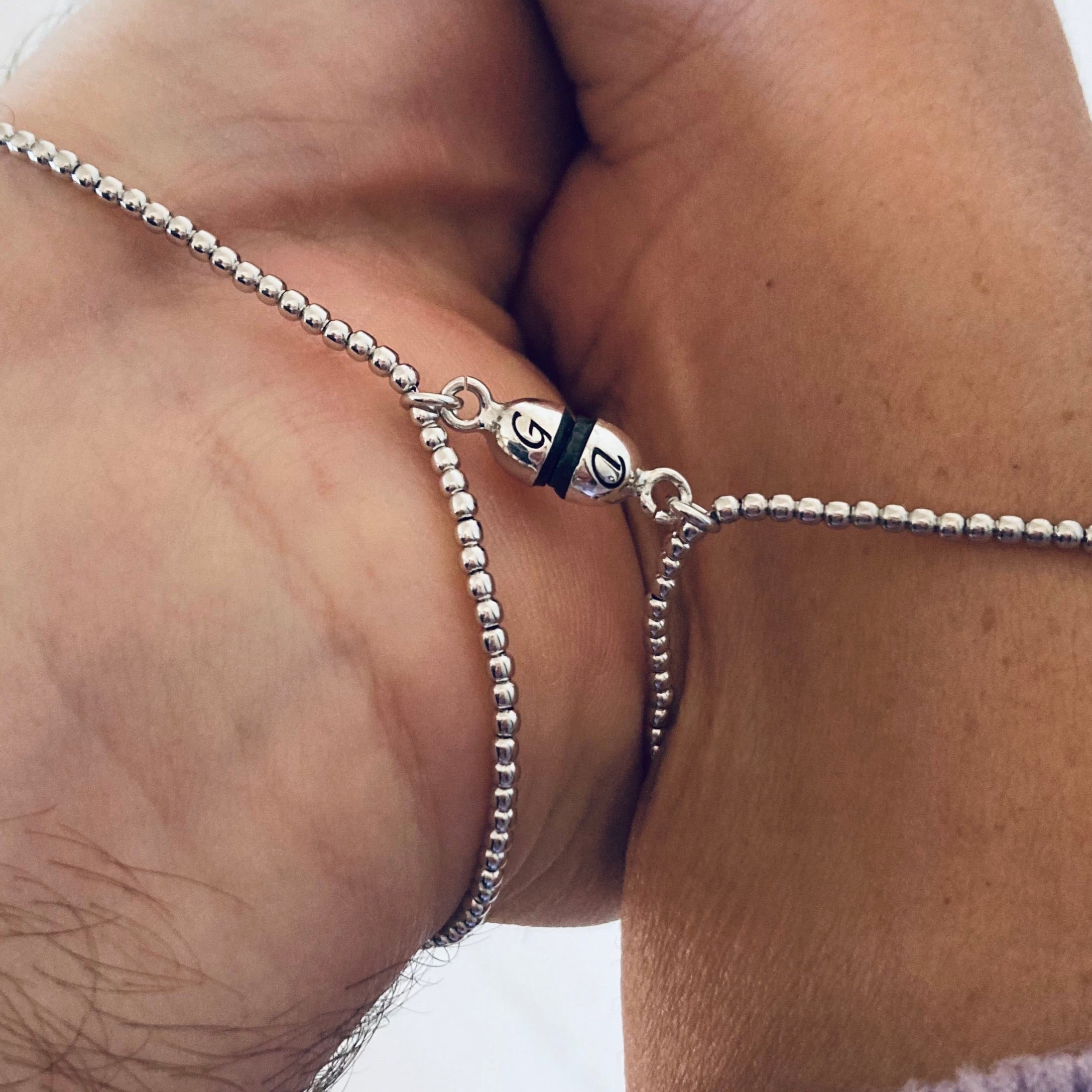 Coppia di bracciali in argento 925 con ciondolo calamita personalizzato con iniziali. idea regalo San Valentino. RabiosaJewels. 