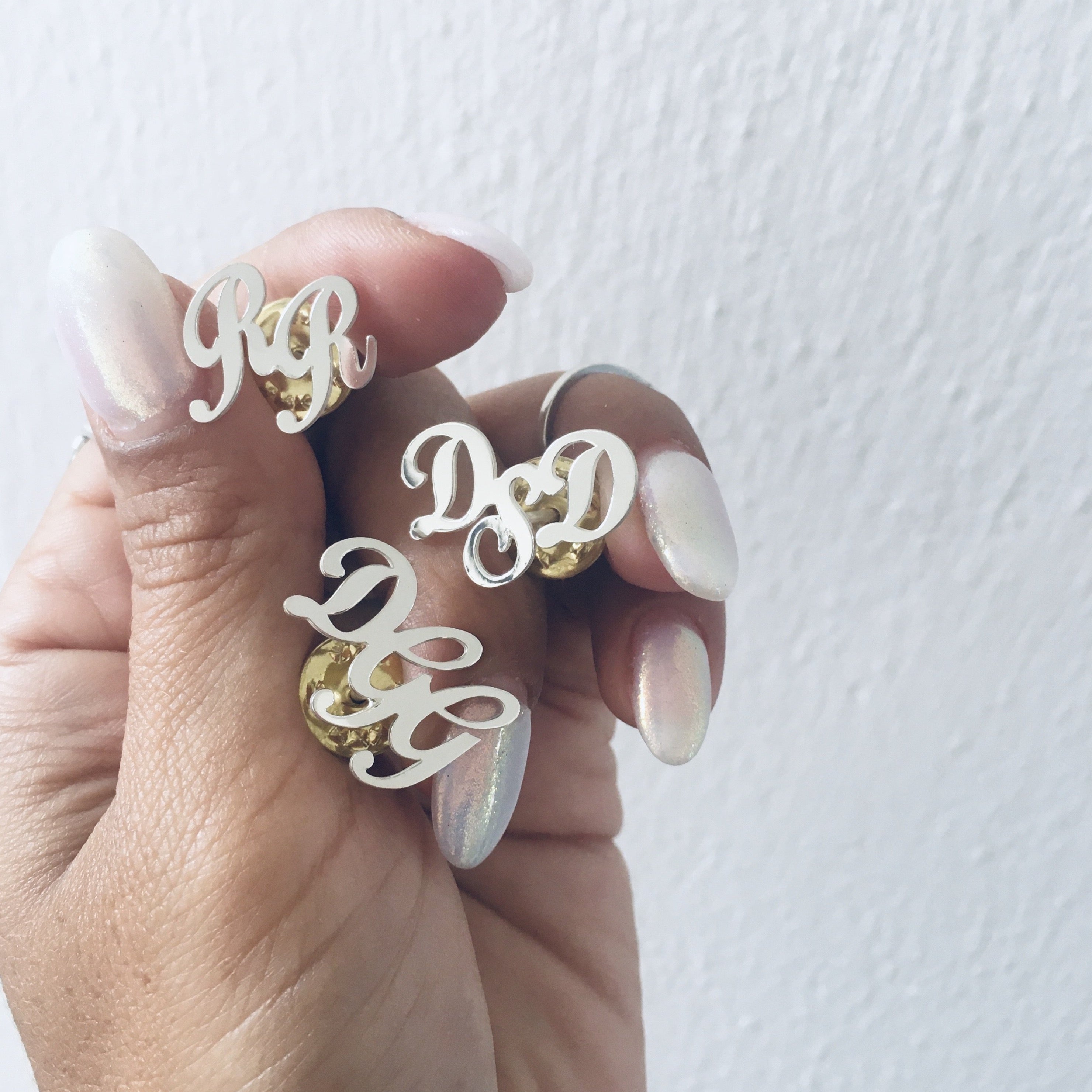 rabiosajewels. spilla  con iniziali in argento. prodotto personalizzato. 