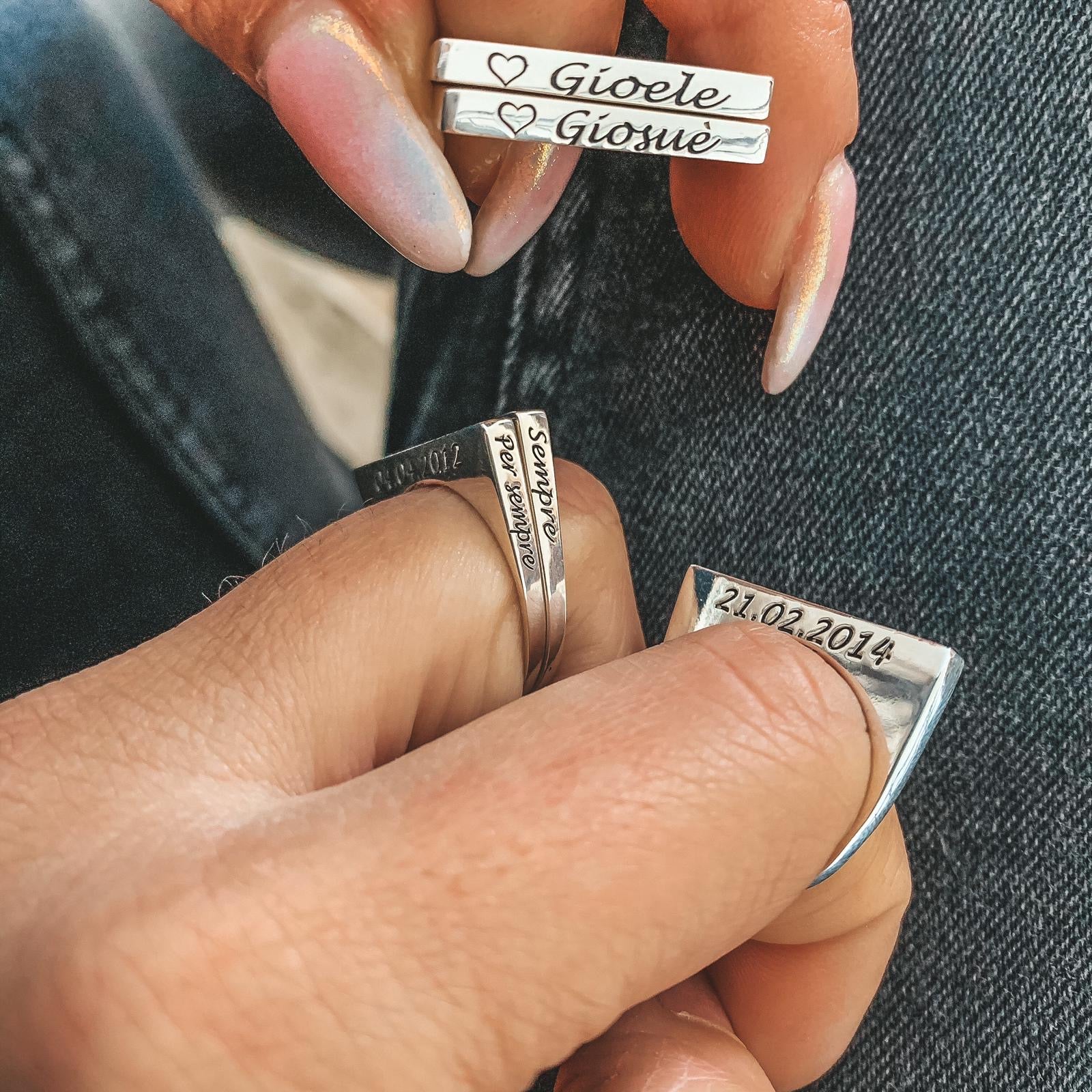 RabiosaJewels. Anello Square. Dettaglio lati personalizzati con incisione  laser. (4518587007039)