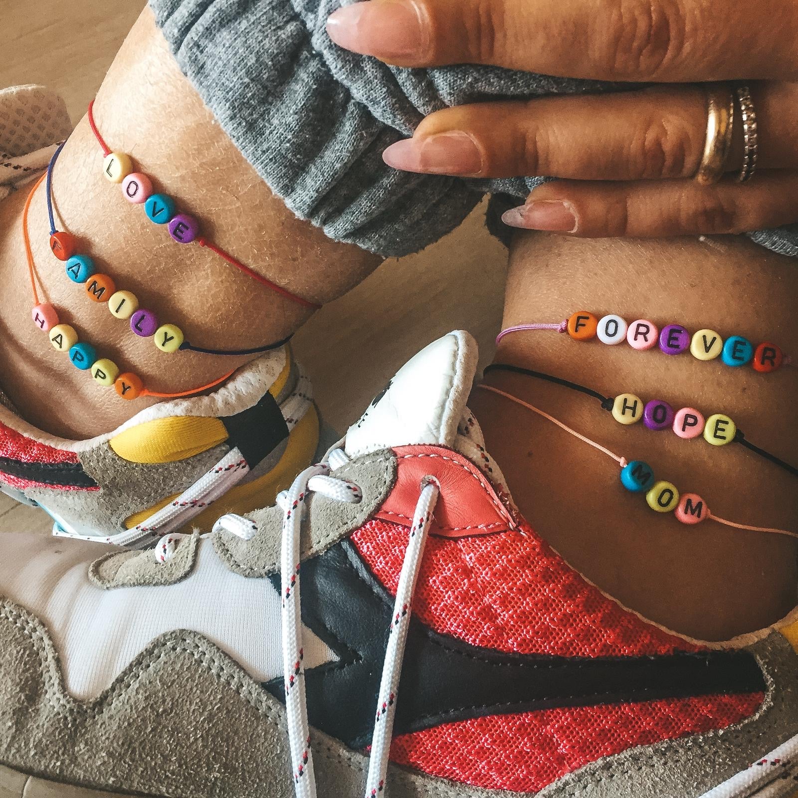 RabiosaJewels. Cavigliera Lollipop con  filo in nylon colorato e letterine multicolor. in foto indossate con scritte: love, family, happy, forever, hope, mom. (4587823661119)