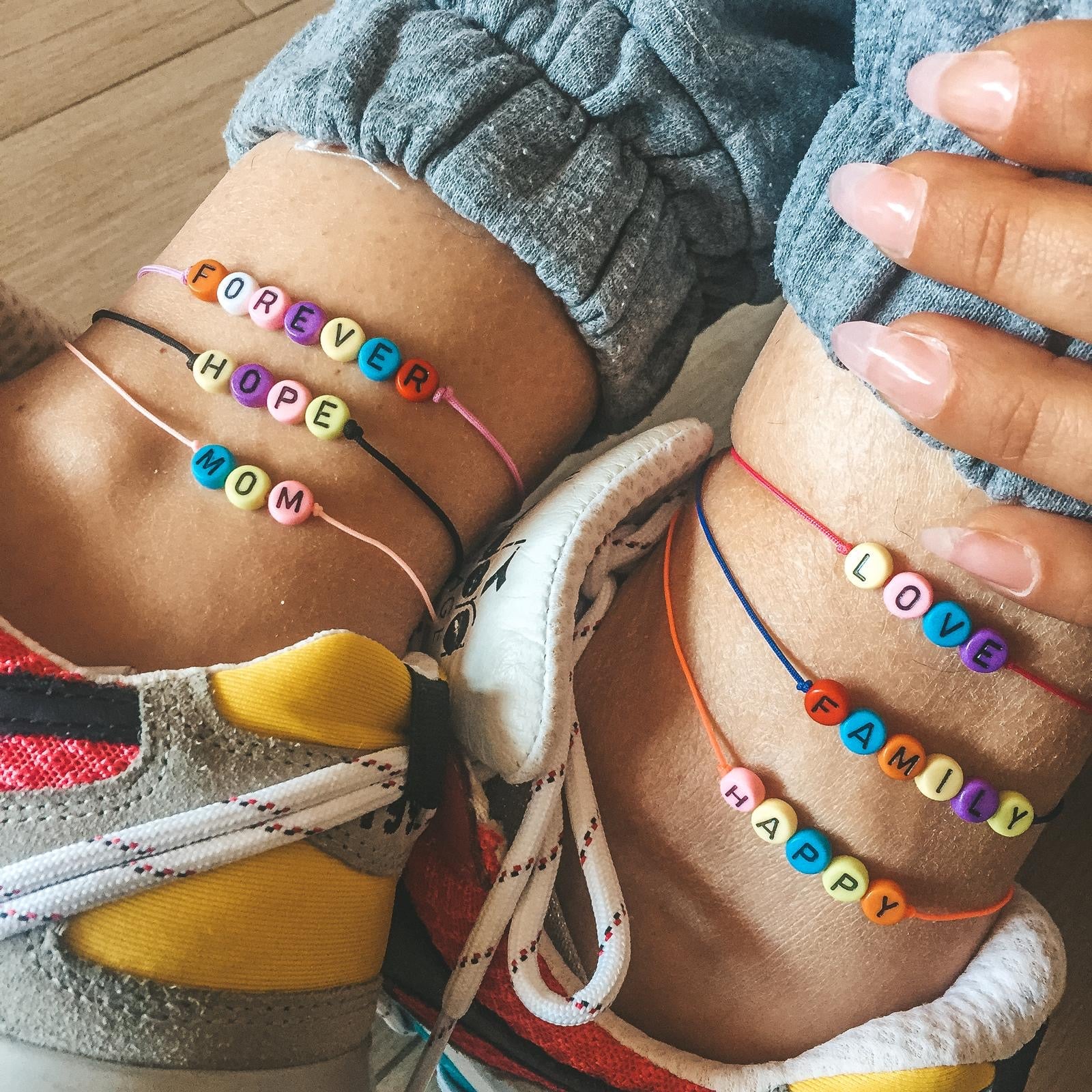 RabiosaJewels. Cavigliera Lollipop con  filo in nylon colorato e letterine multicolor. in foto indossate con scritte: love, family, happy, forever, hope, mom. (4587823661119)