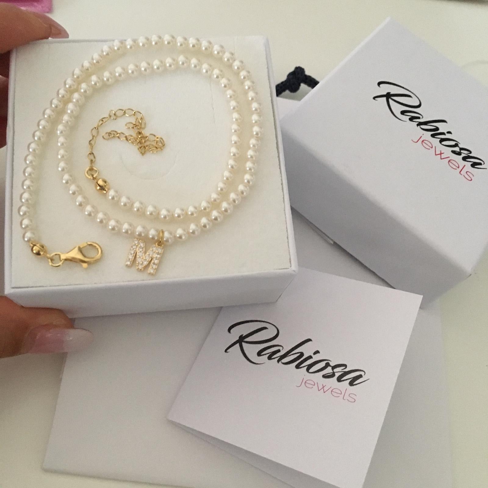 RabiosaJewels. Girocollo perle con iniziale pendente in zirconi. argento925. in foto variante gold.  (4685649903679)