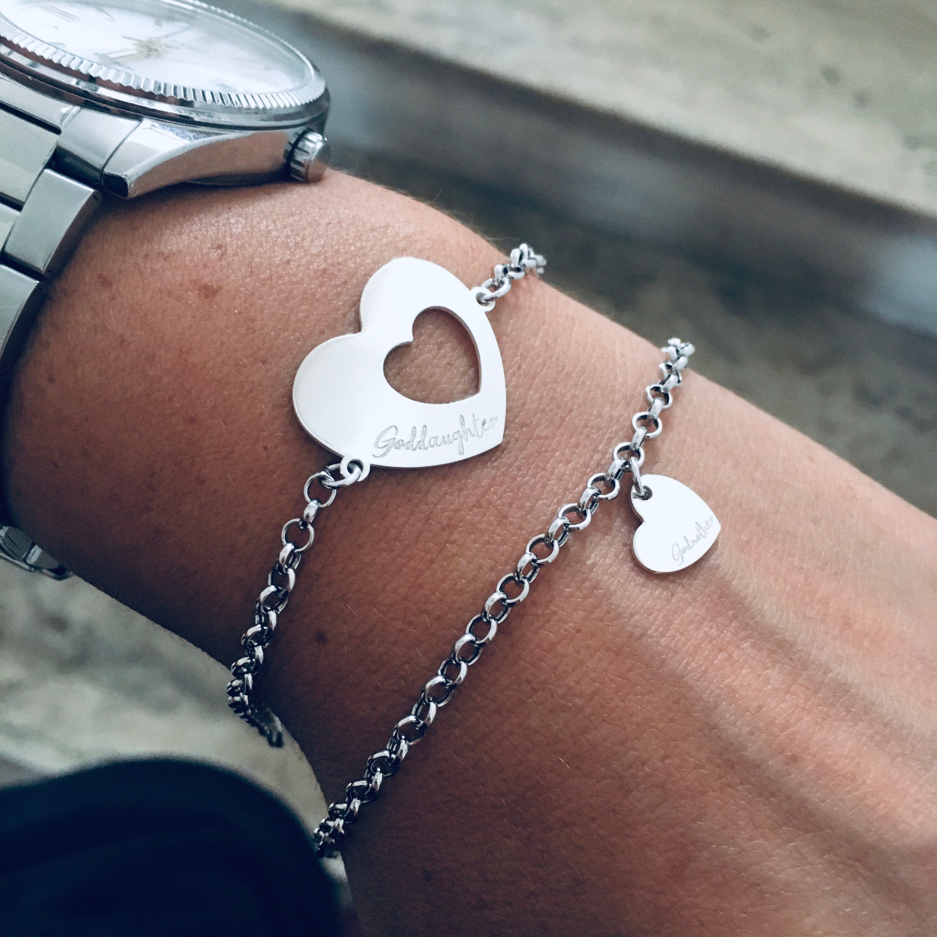 Bracciale duo Cuori  è composto da due bracciali ognuno con un pendente a forma di cuore. Sui cuori è possibile incidere piccole parole che indicano il legame tra le due persone.  il ciondolo a cuore piccolo è ricavato direttamente dal cuore grande. RabiosaJewels.argento 925