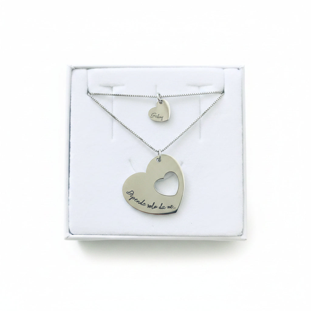 la collana duo cuori duo è composta da due collane veneziane, ognuna con un pendente a forma di cuore. Su entrambi i cuori è possibile incidere una parola o un nome simbolo della vostra unione. Il cuore piccolo è ricavato direttamente dal cuore grande .rabiosaJewels. argento 925