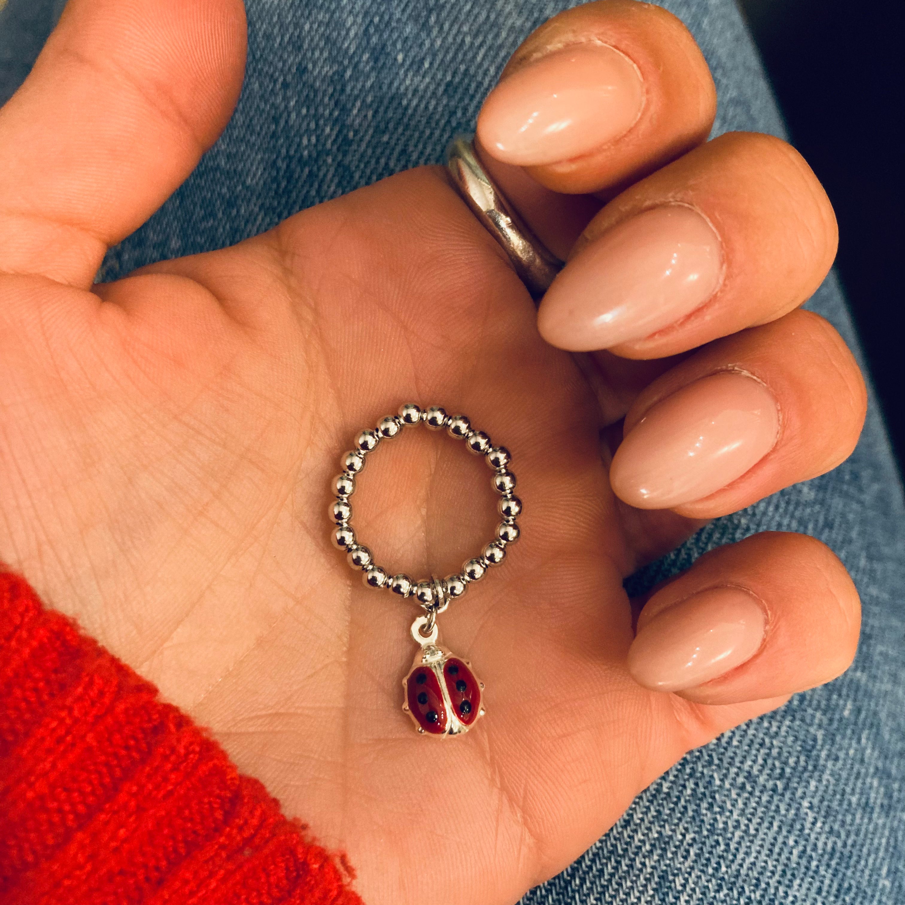 anello elastico in argento 925 con ciondolo coccinella. RabiosaJewels 
