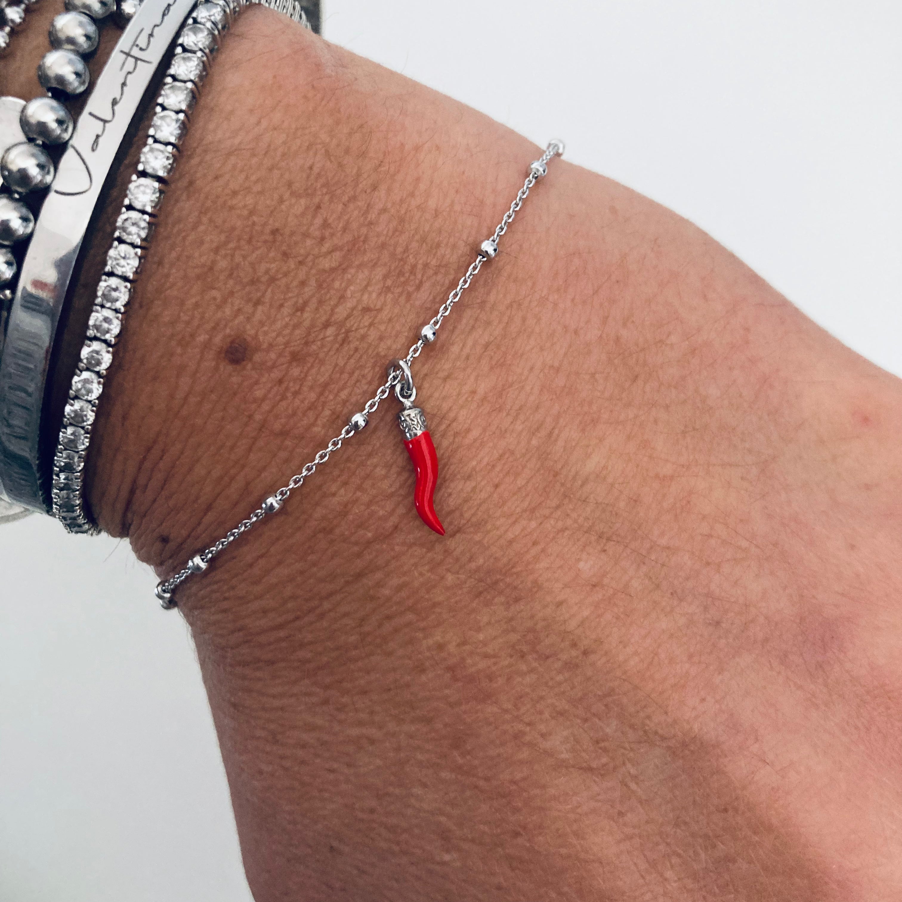 bracciale modello rosario con ciondolo mini cornetto rosso in argento 925 di RabiosaJewels 