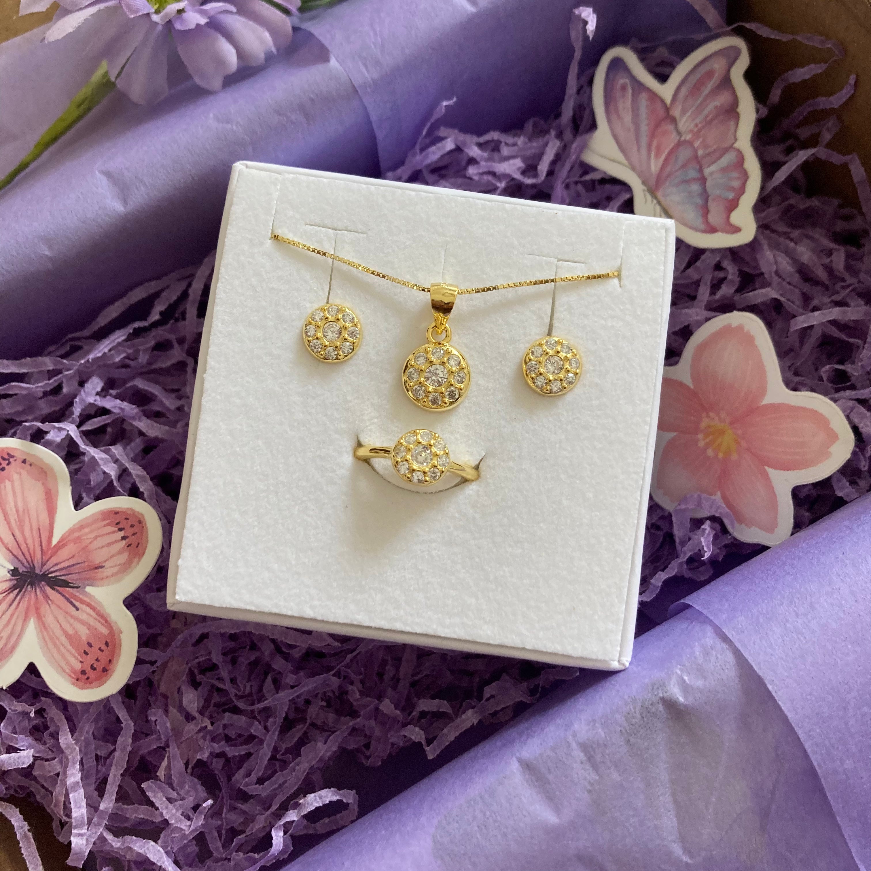 parure tondo in argento 925 composta da una collana con ciondolo tonfo e zirconi, orecchini lobo tondi con zirconi e anello coordinato. solo versione gold. RabiosaJewels 