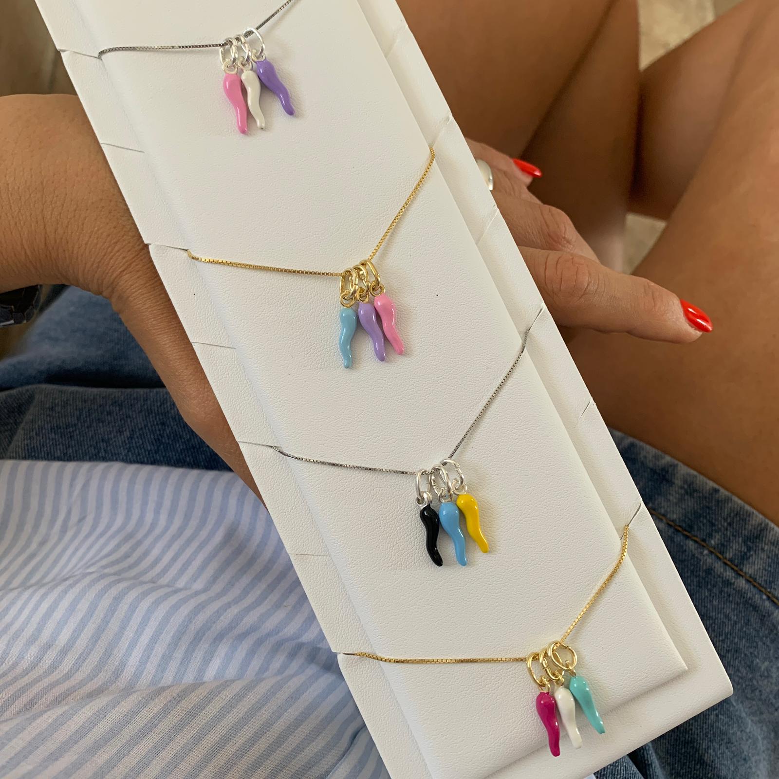 collana con 3 cornetti portafortuna in argento 925 smaltati a caldo. RabiosaJewels 