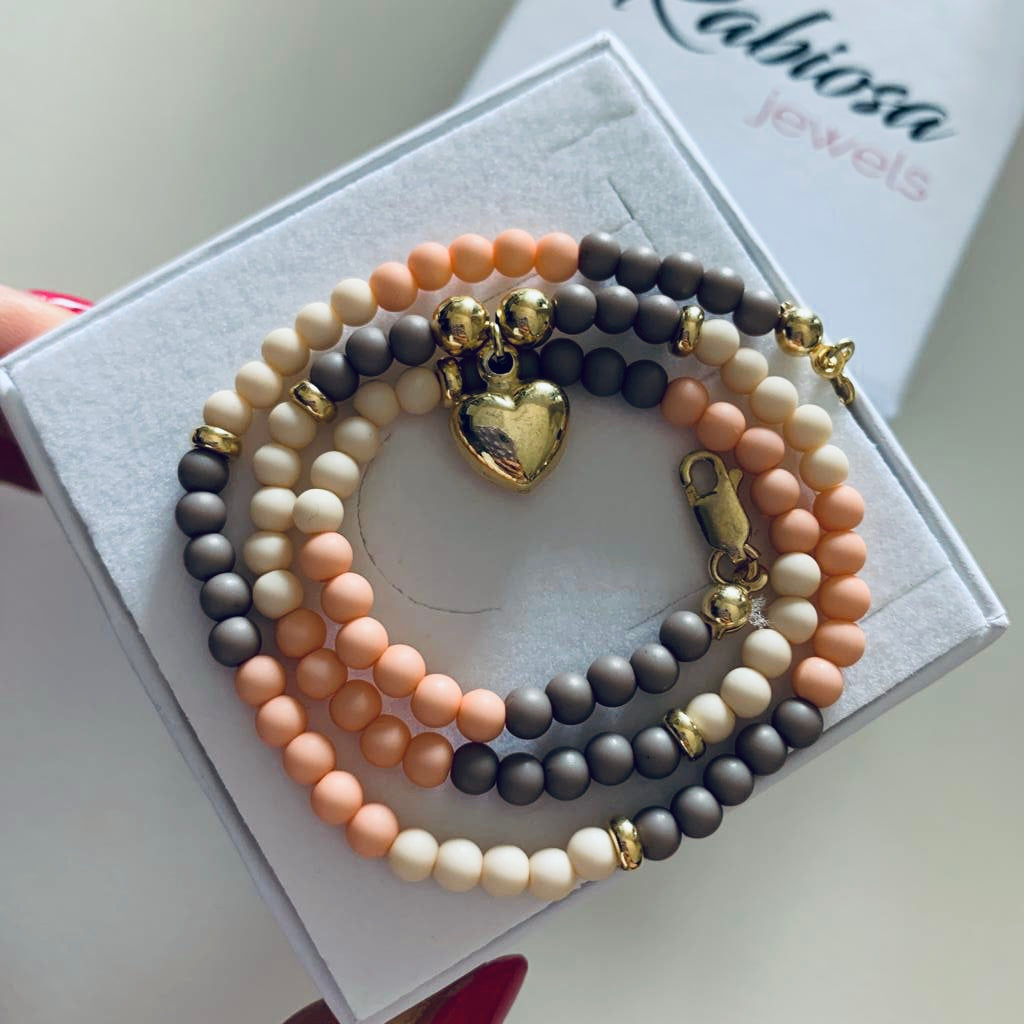 Collana ESTATE con sfere colorate da 4 mm in resina opaca più ciondolo cuore bombato in argento925.  Le rifiniture sono tutte in argento 925. RabiosaJewels tonalità del fango, pesco e beige. RabiosaJewels 