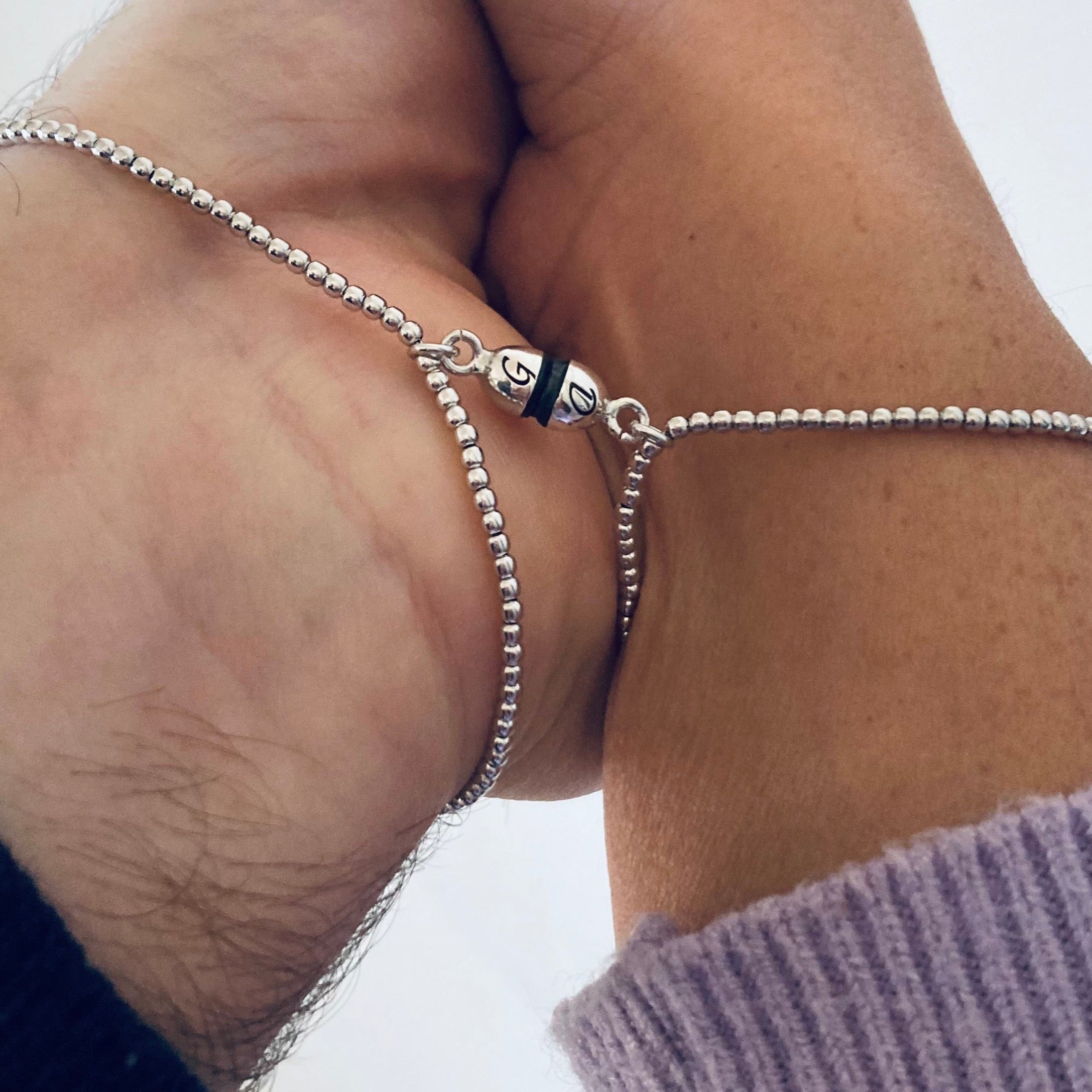 Coppia di bracciali in argento 925 con ciondolo calamita personalizzato con iniziali. idea regalo San Valentino. RabiosaJewels. 
