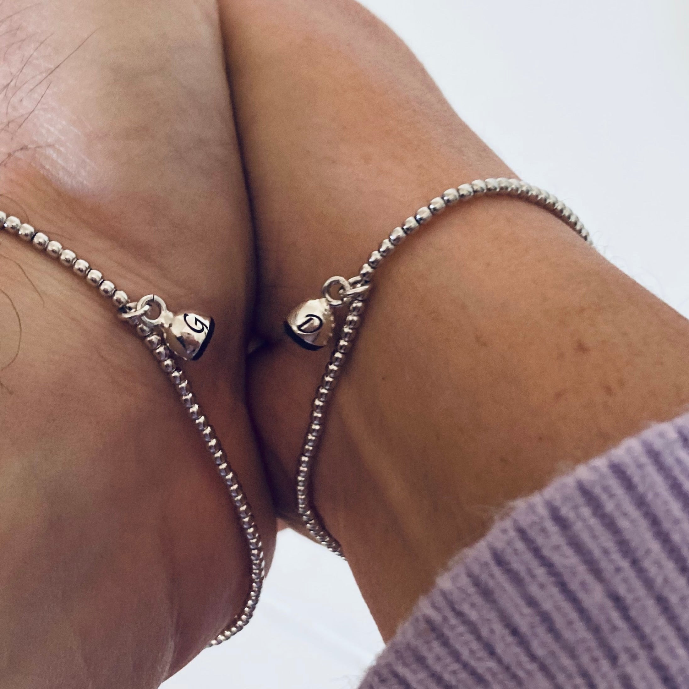 Coppia di bracciali in argento 925 con ciondolo calamita personalizzato con iniziali. idea regalo San Valentino. RabiosaJewels