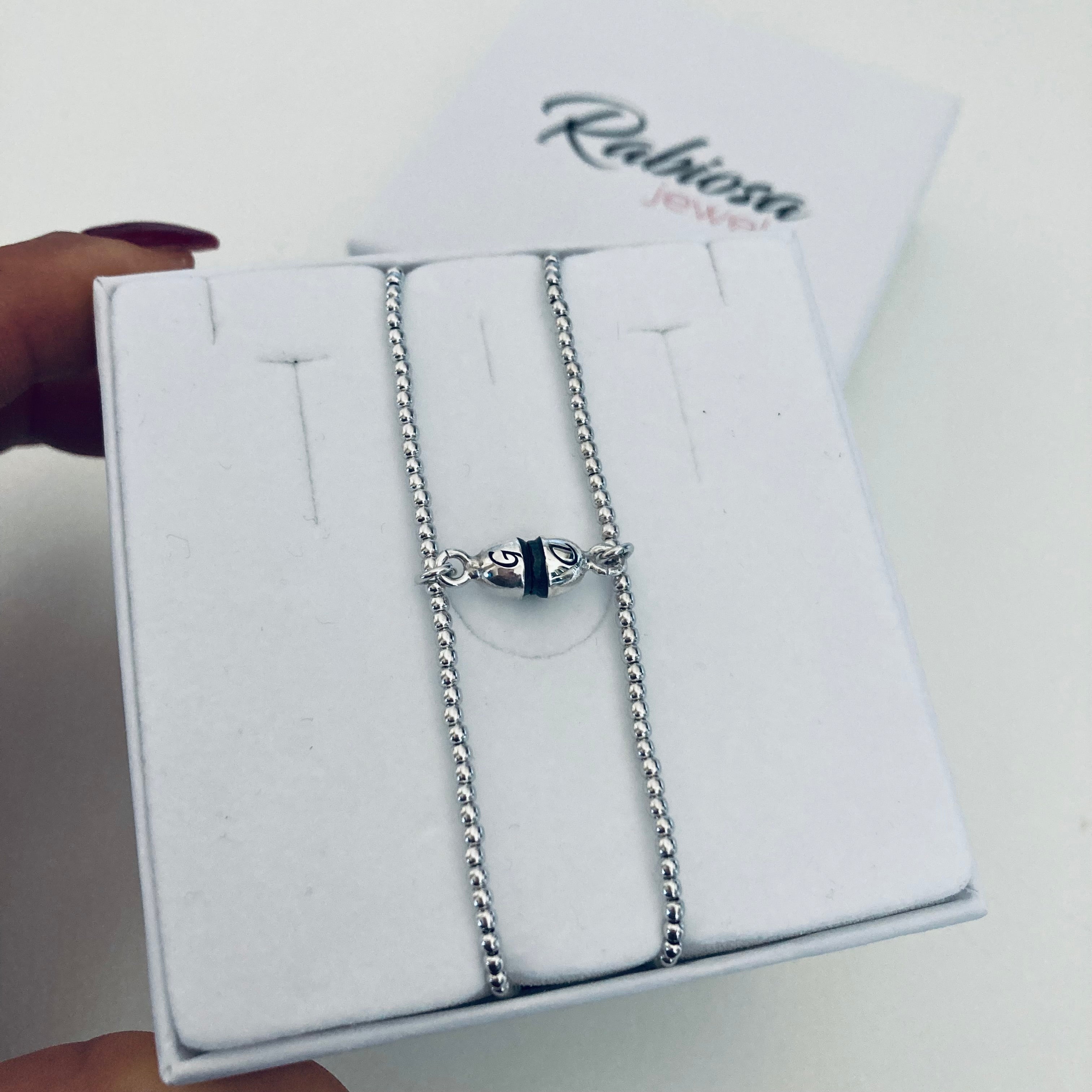 Coppia di bracciali in argento 925 con ciondolo calamita personalizzato con iniziali. idea regalo San Valentino. RabiosaJewels. regalo per coppie 