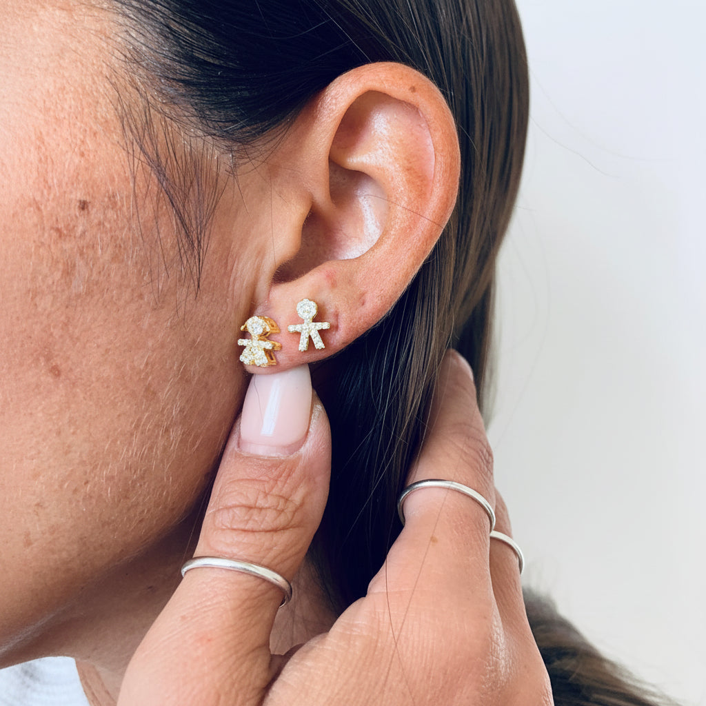 orecchini da lobo baby amorini di rabiosajewels in argento 925 con pavé di zirconi. indossati